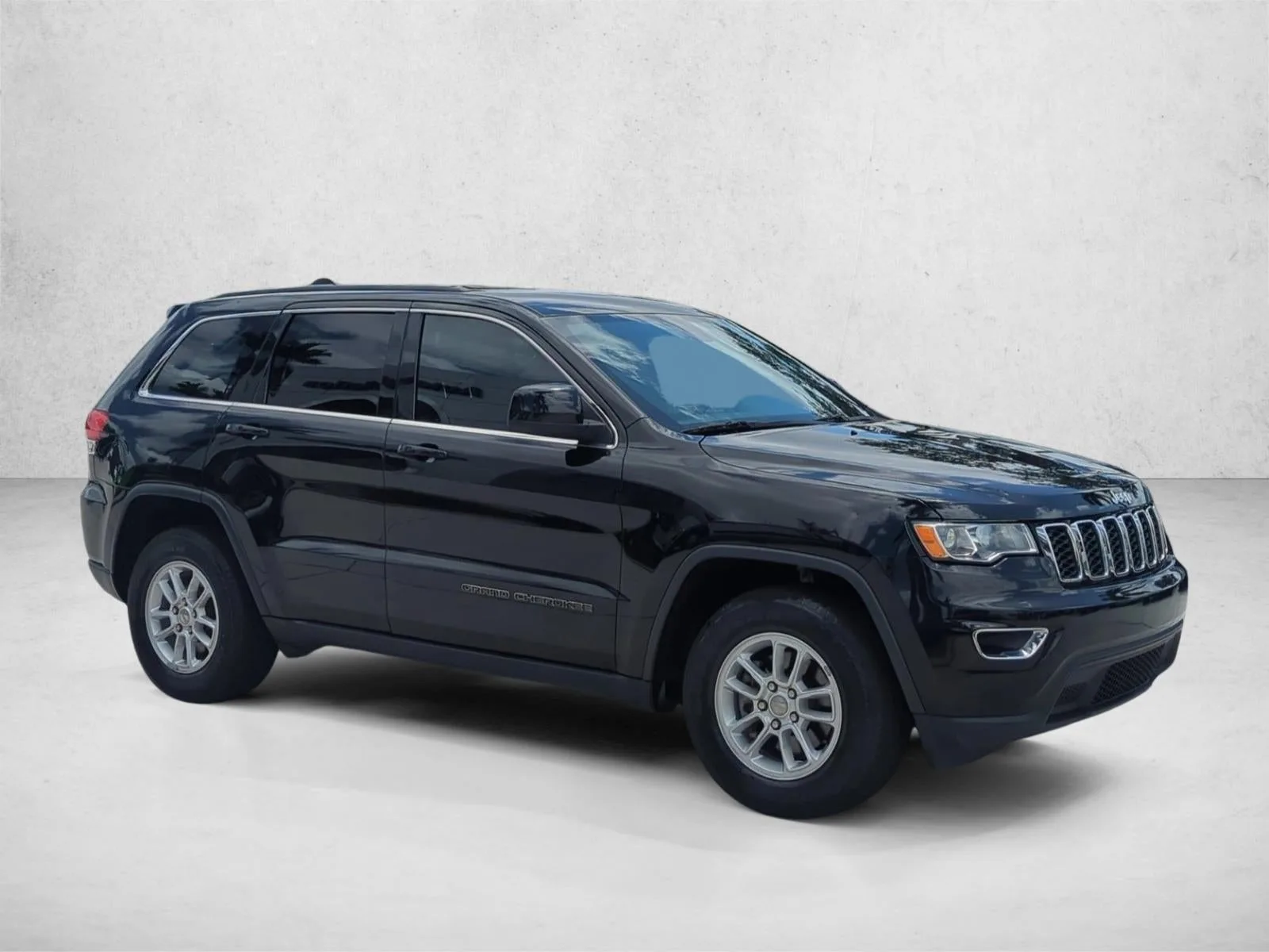 2019 Jeep Grand Cherokee Laredo 4x2 photo 3