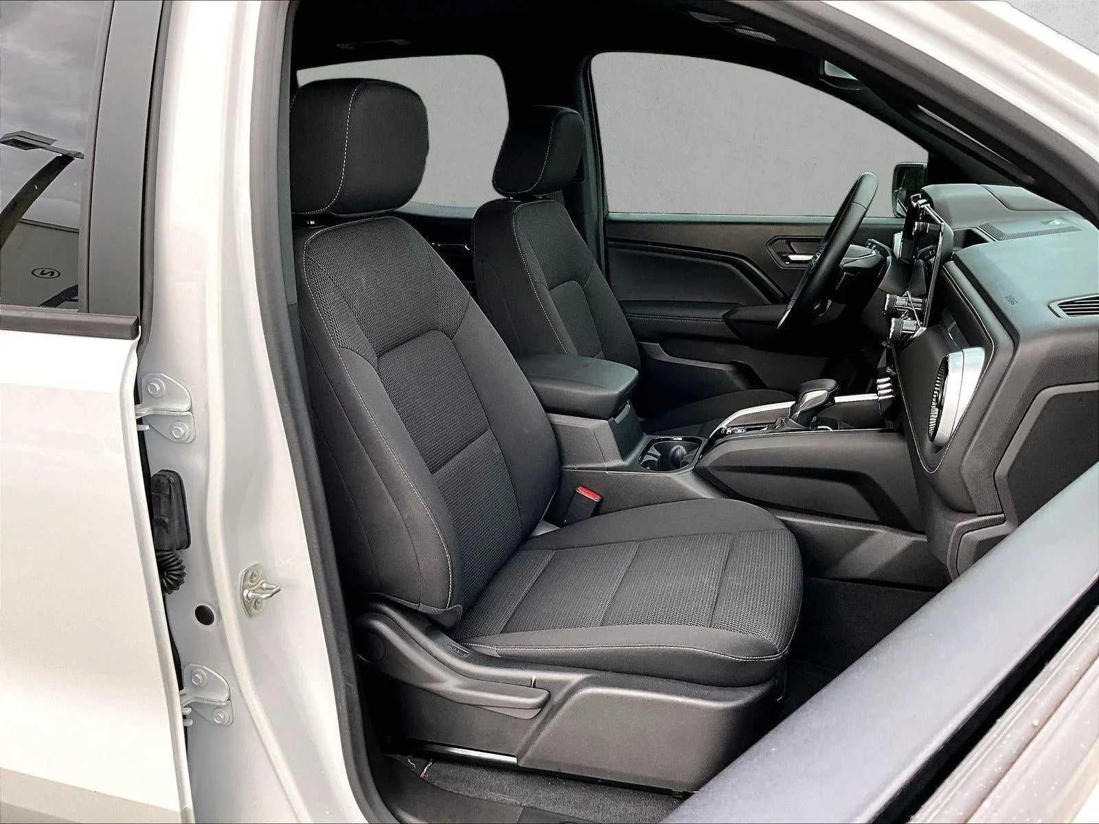 2024 Chevrolet Colorado LT photo 9