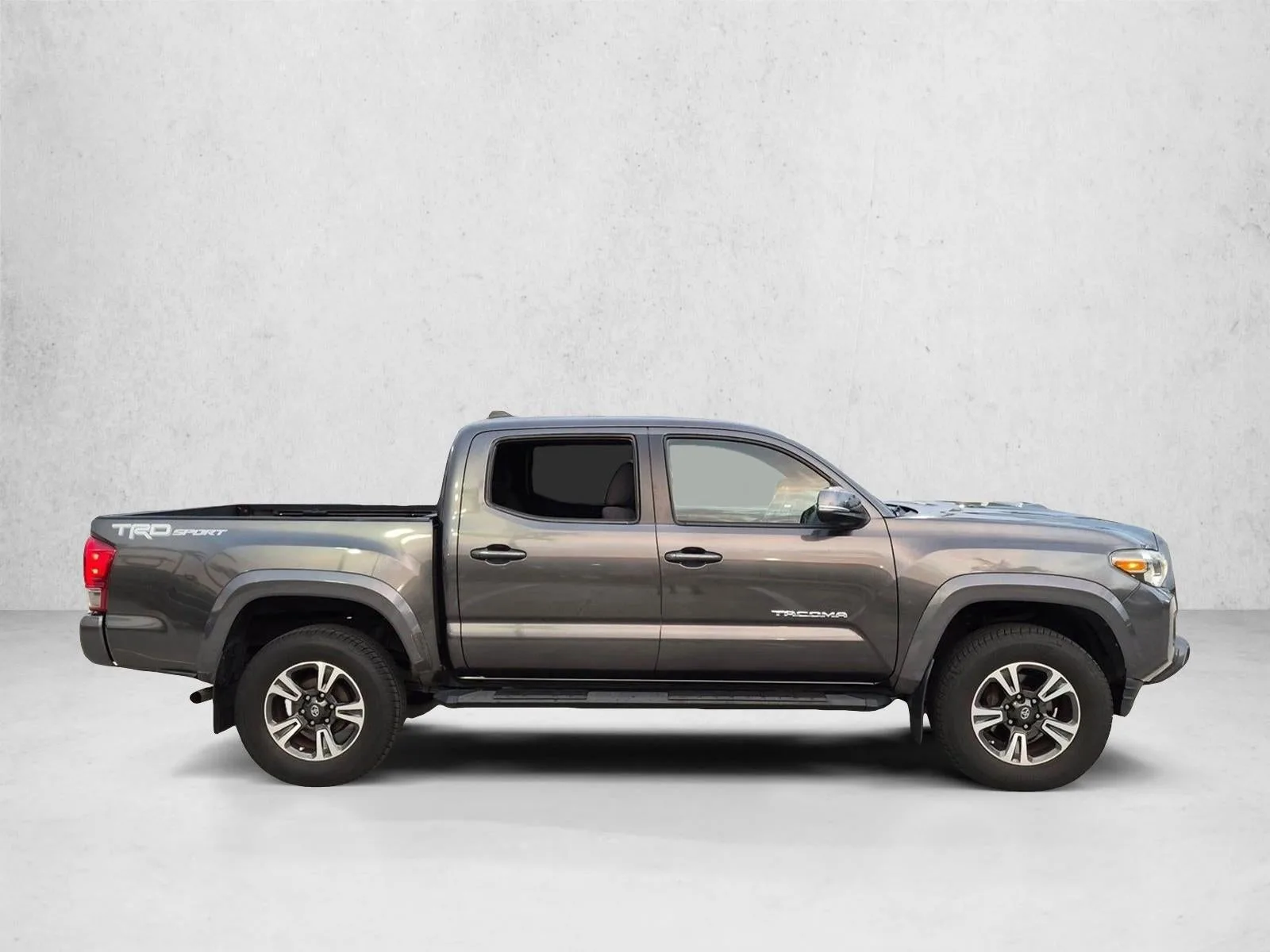 2017 Toyota Tacoma TRD Sport Double Cab 5' Bed V6 4x2 AT (Natl) photo 4
