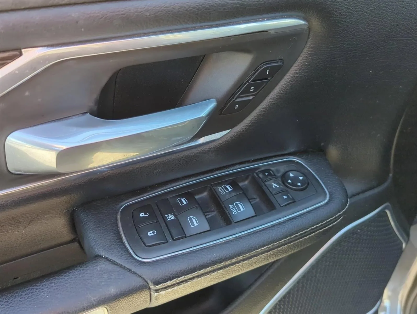 2020 RAM 1500 Laramie 4x2 Quad Cab 6'4" Box photo 8