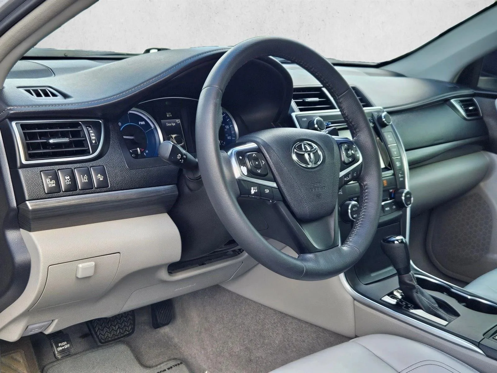 2017 Toyota Camry Hybrid XLE CVT (Natl) photo 10