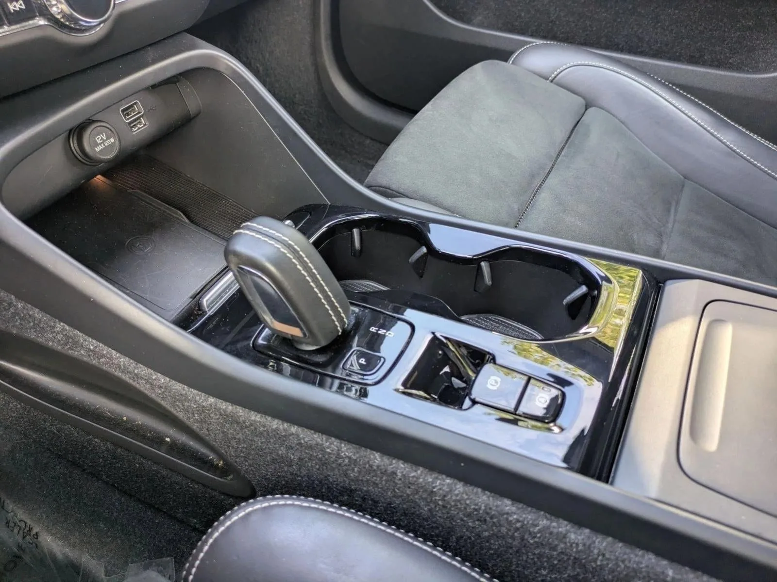 2022 Volvo XC40 T5 AWD R-Design photo 12