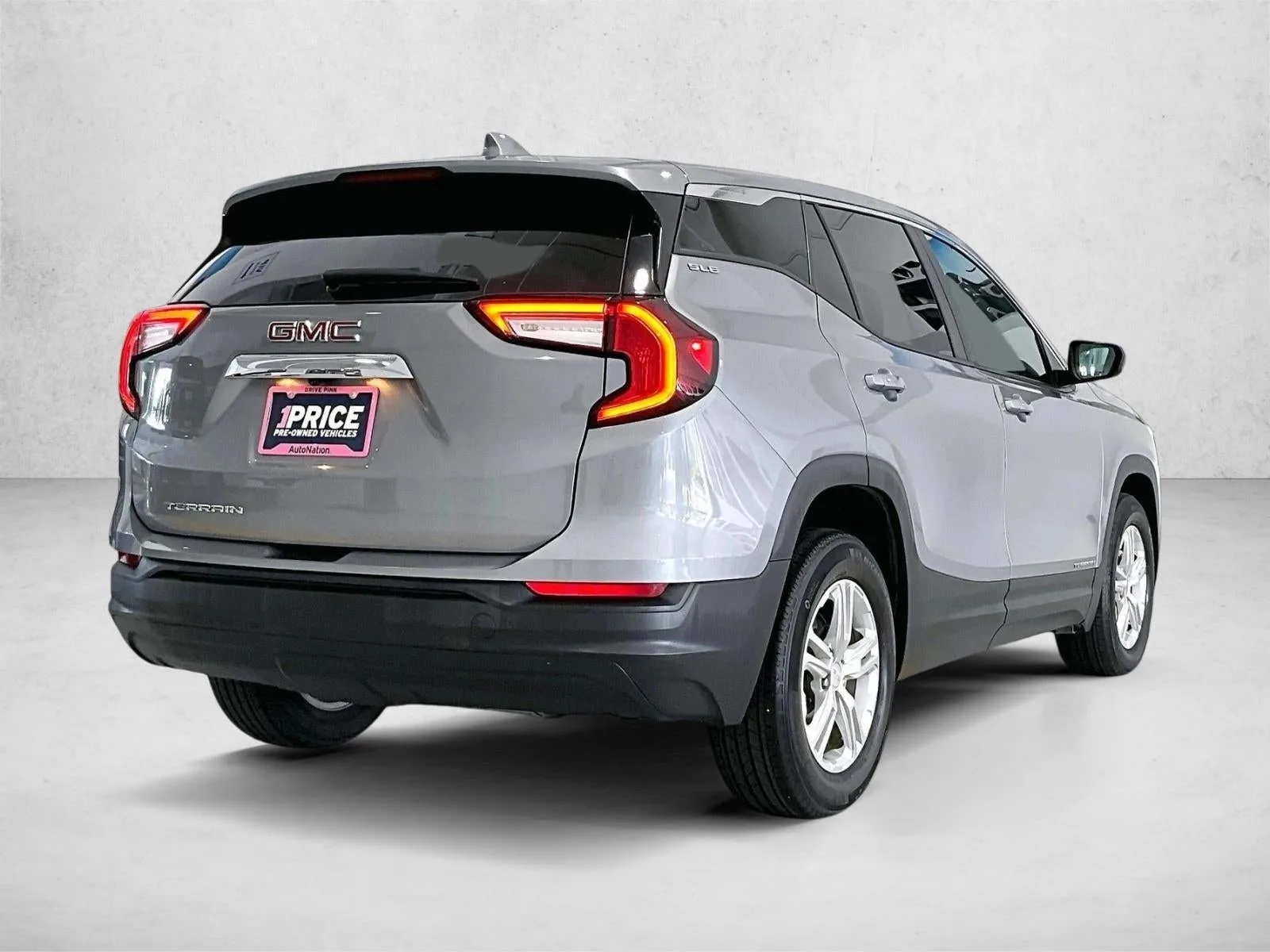 2023 GMC Terrain SLE photo 2