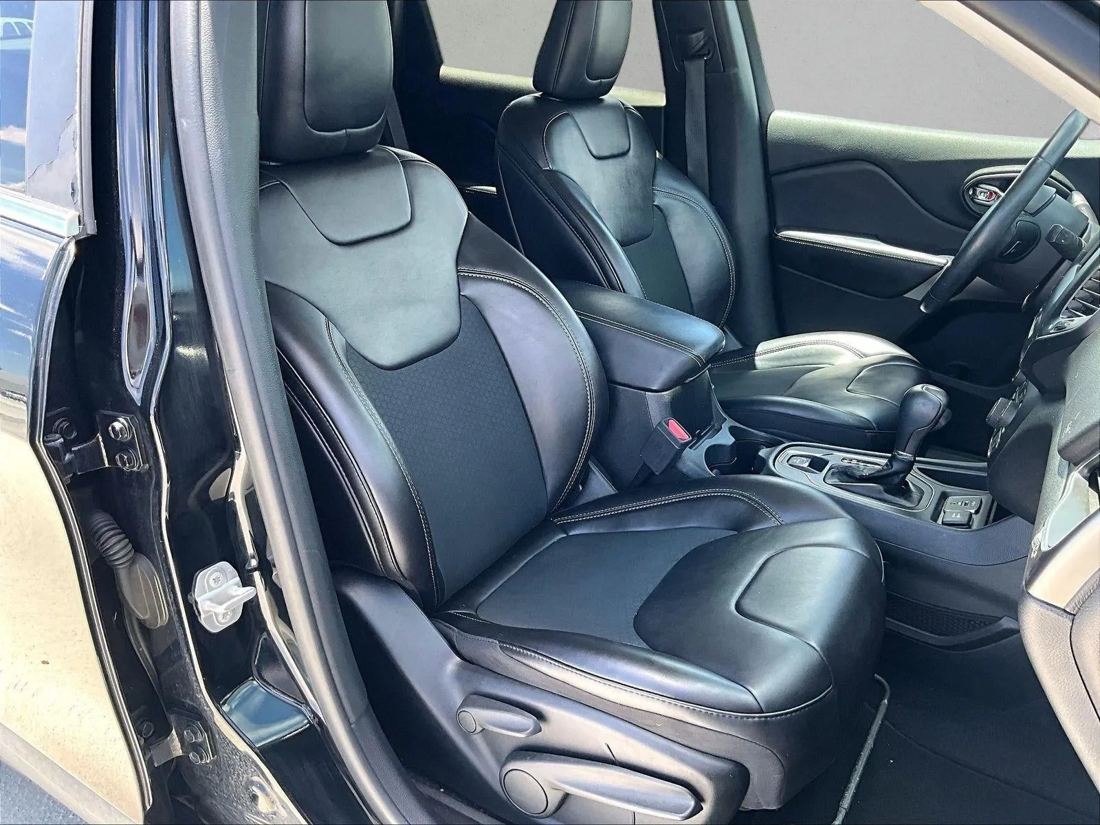 2019 Jeep CHER LATITUDE PLUS photo 9