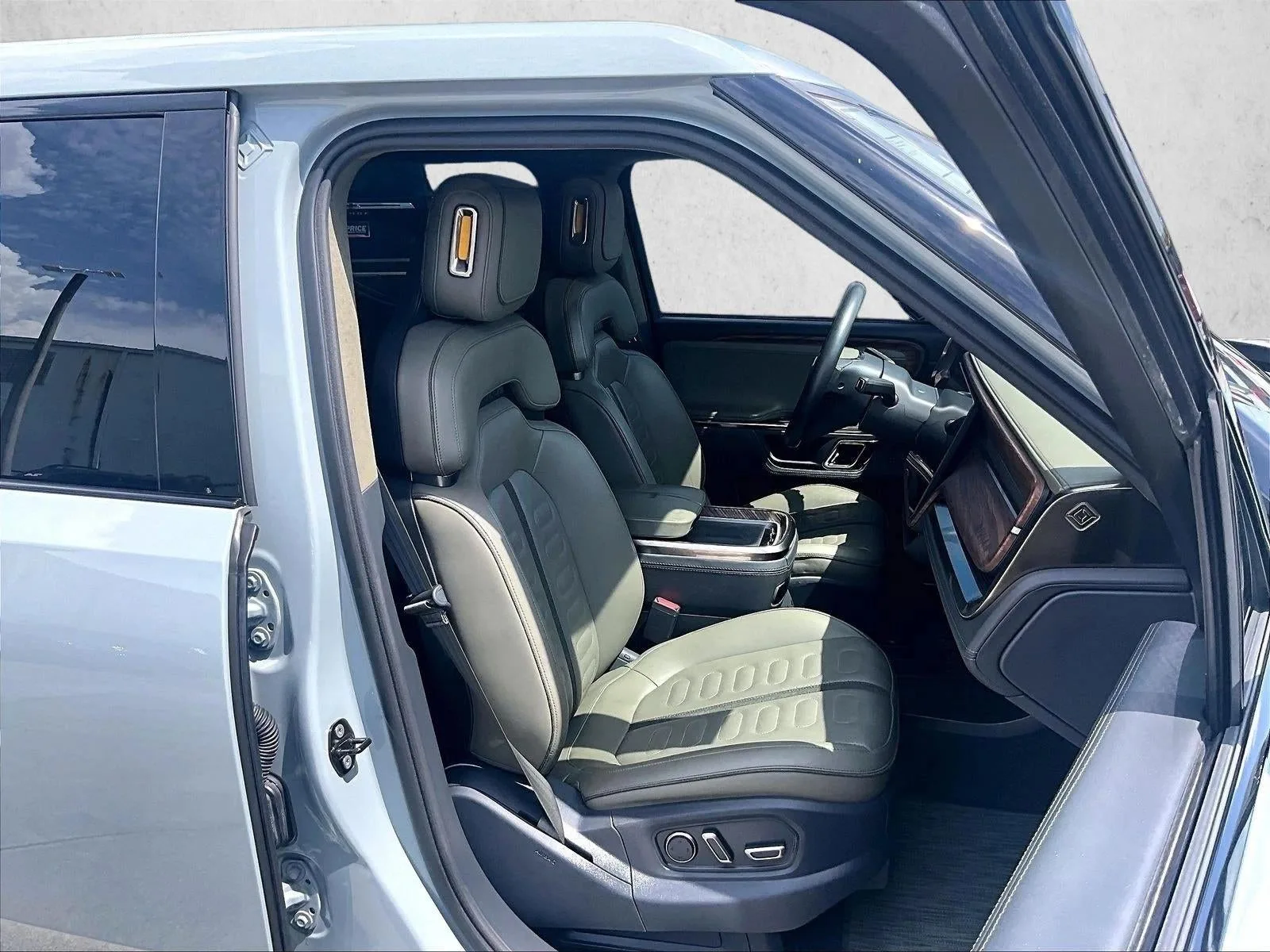 2022 RIVIAN R1T Adventure Package photo 9