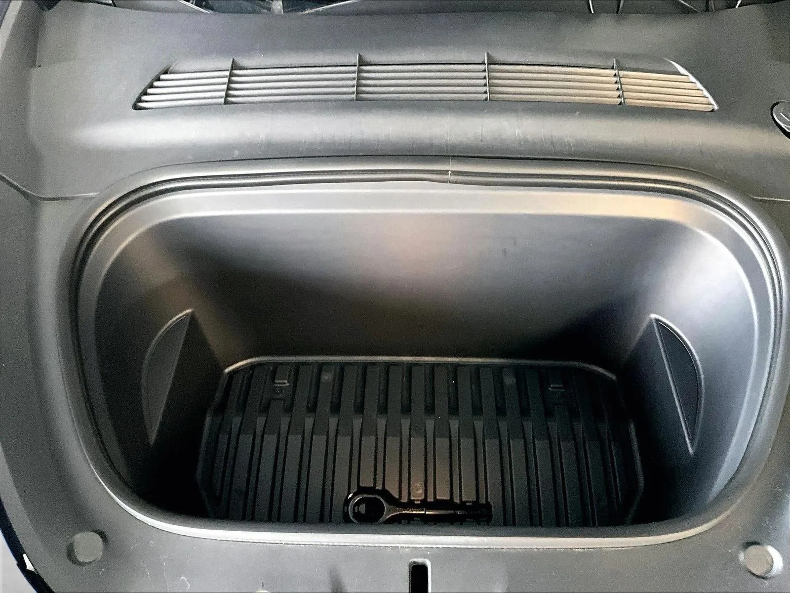 2024 Tesla Model Y Long Range photo 11