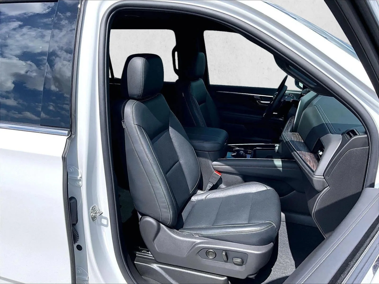 2026 Chevrolet Suburban LS photo 9