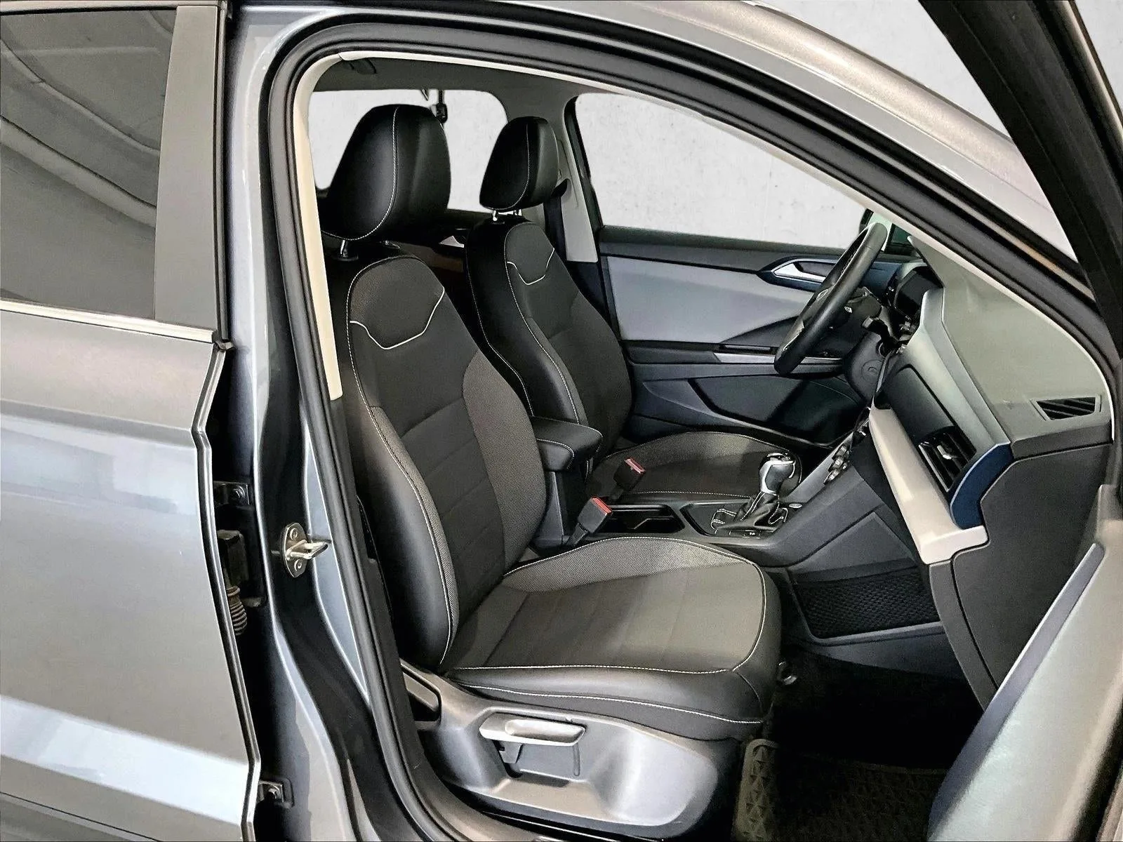 2023 Volkswagen Taos SE photo 9