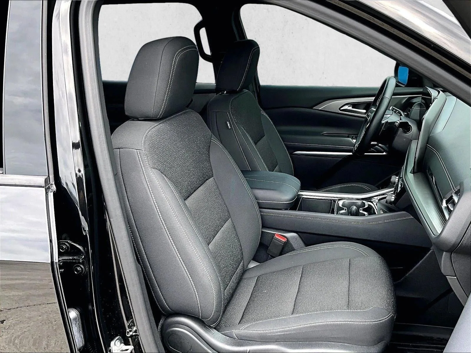2025 Chevrolet Traverse LT photo 9