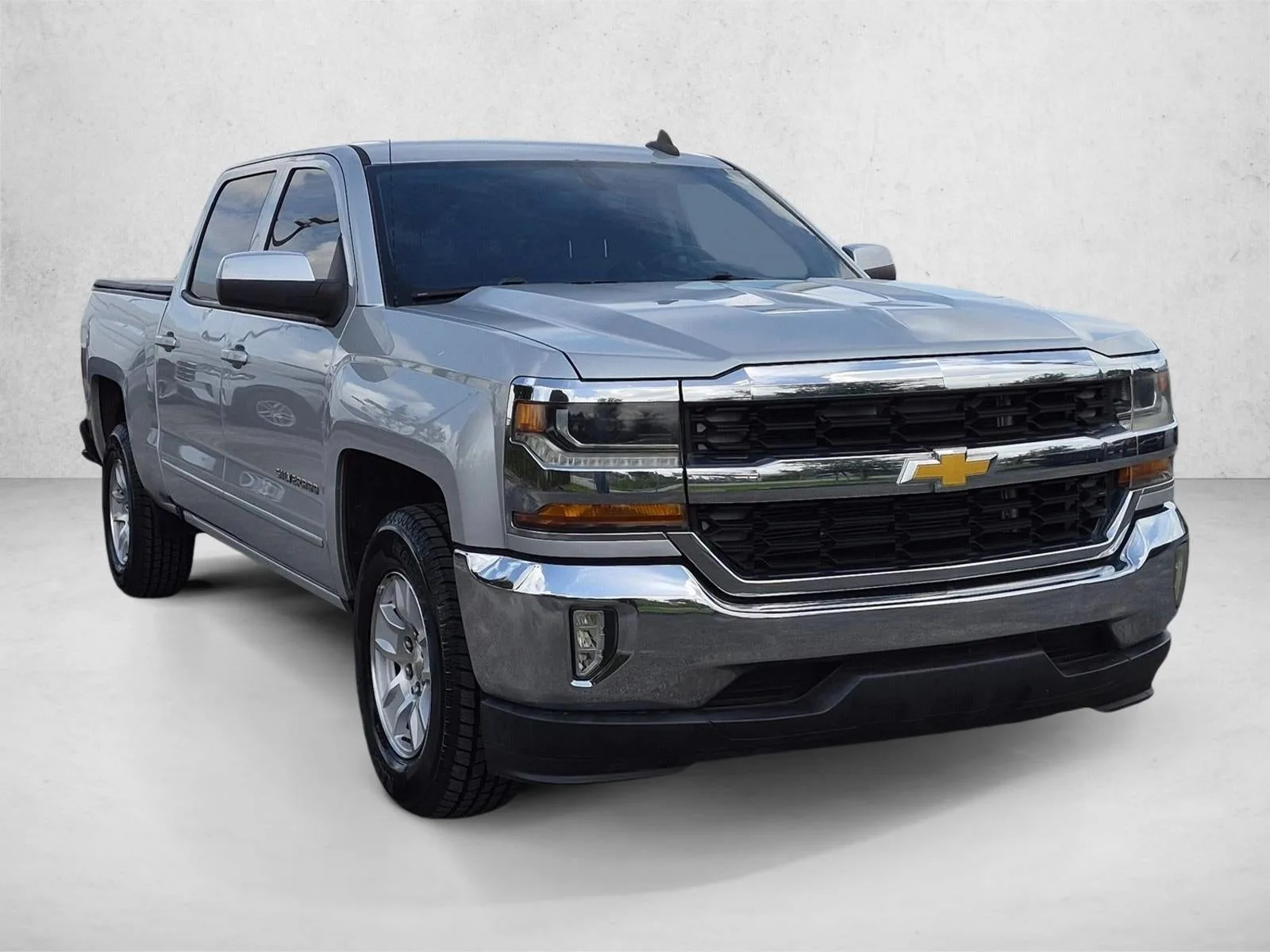 2016 Chevrolet Silverado 1500 Crew Cab Short Box 2-Wheel Drive LT photo 3