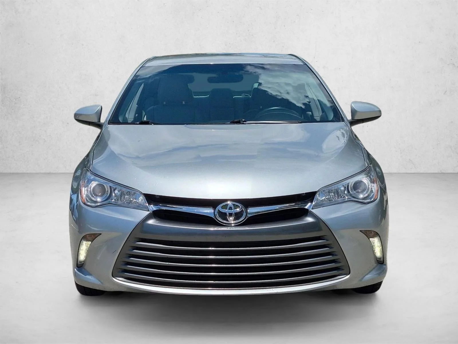 2017 Toyota Camry XLE Auto (SE) photo 2
