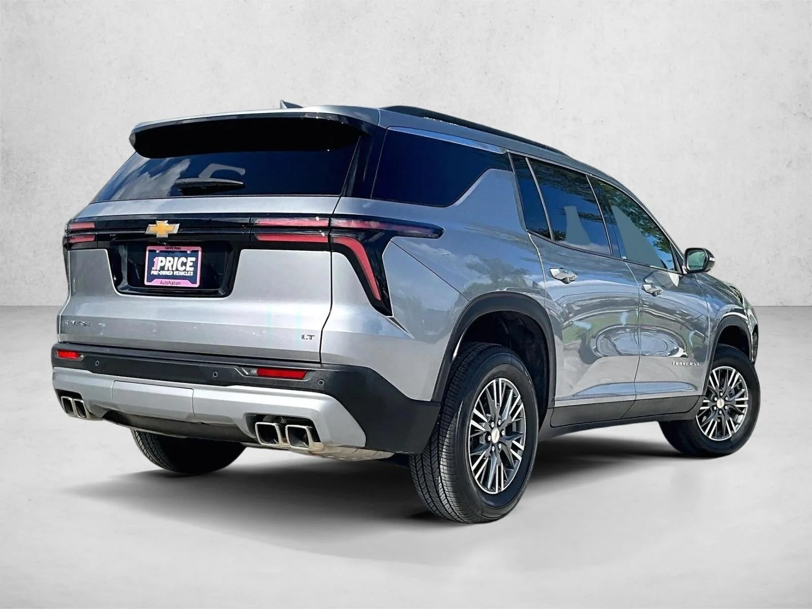 2024 Chevrolet Traverse LT photo 2