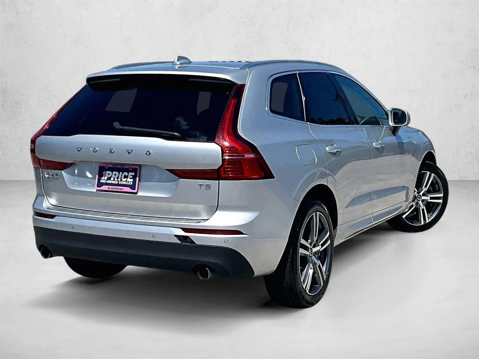 2020 Volvo XC60 T5 Momentum photo 2