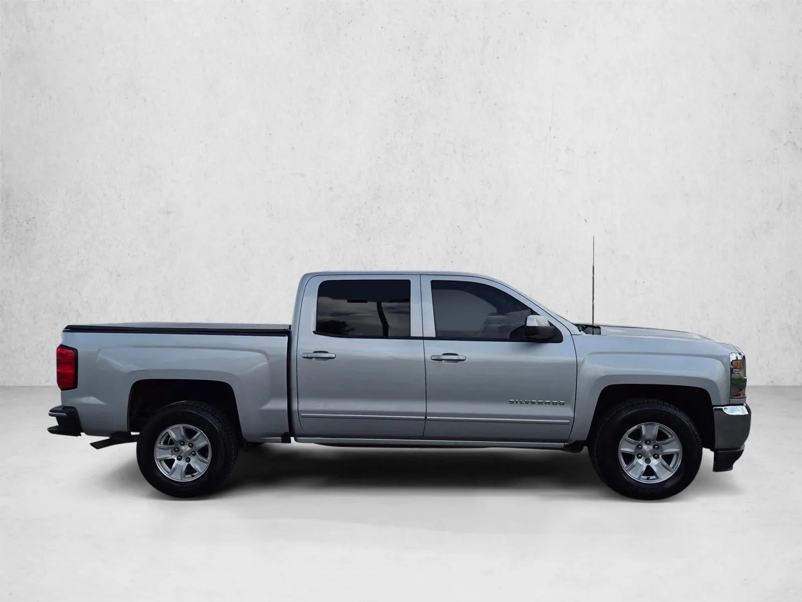 2016 Chevrolet Silverado 1500 Crew Cab Short Box 2-Wheel Drive LT photo 4