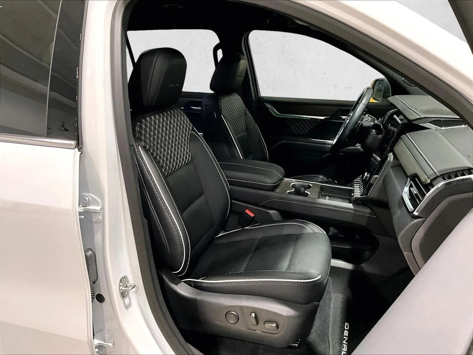 2025 GMC Acadia Denali photo 9