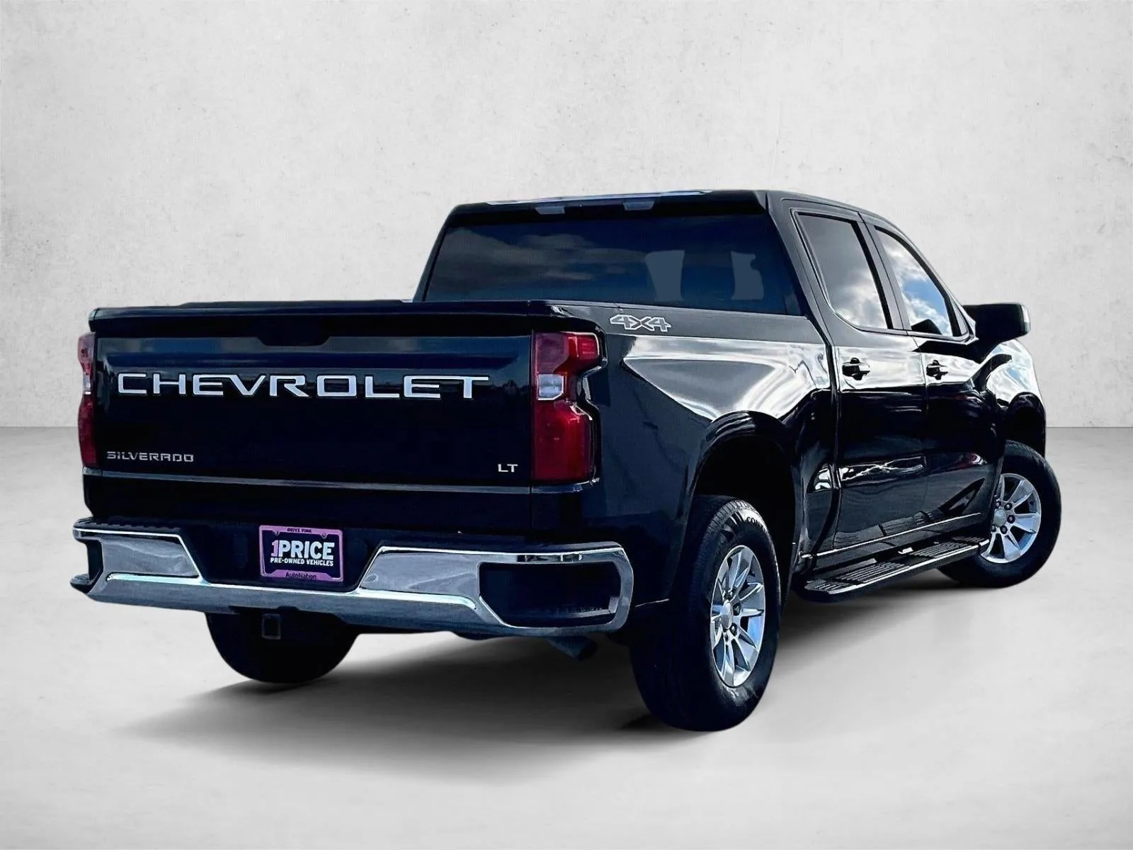 2021 Chevrolet Silverado 1500 LT photo 2