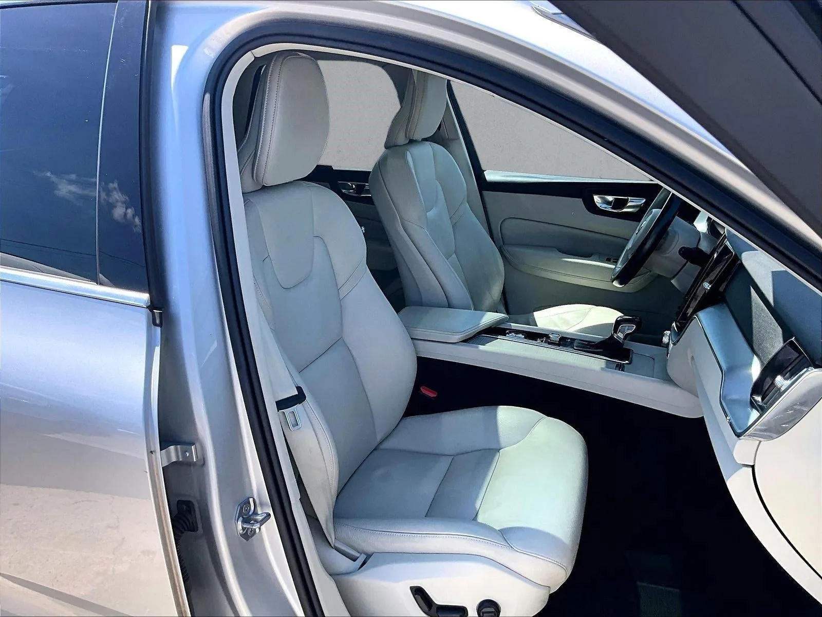 2020 Volvo XC60 T5 Momentum photo 9
