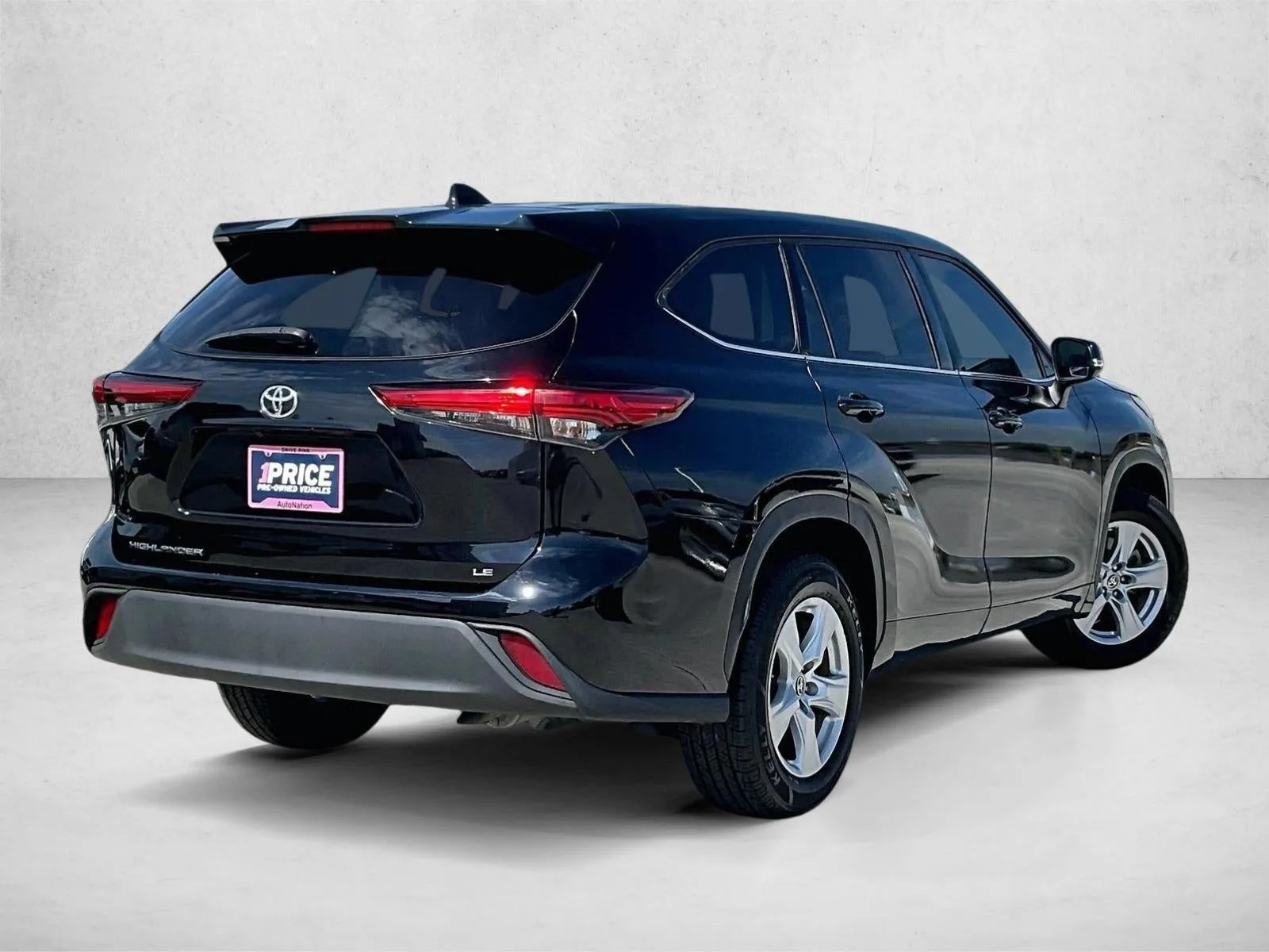 2021 Toyota Highlander LE photo 2