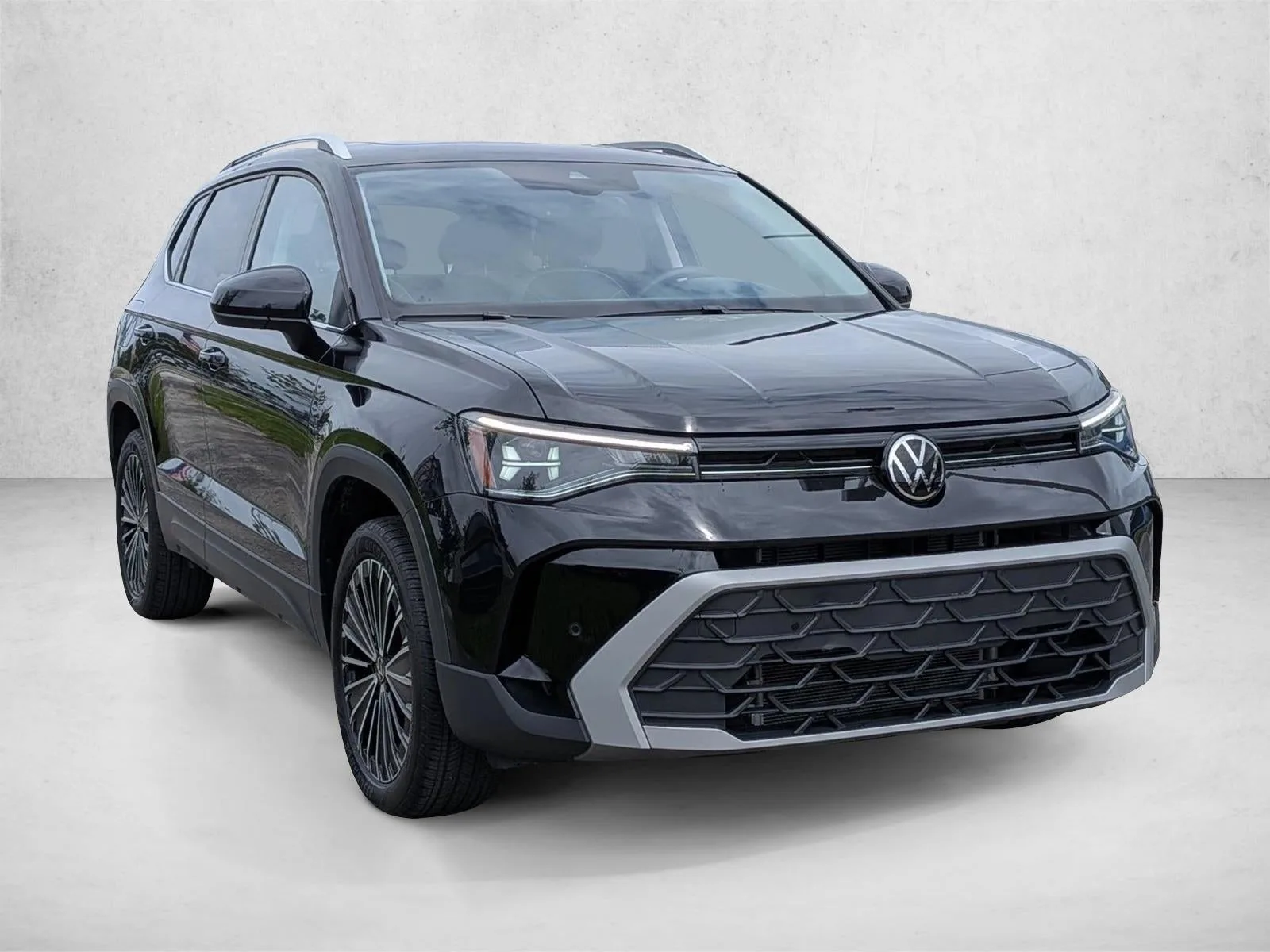 2025 Volkswagen Taos SE FWD photo 3