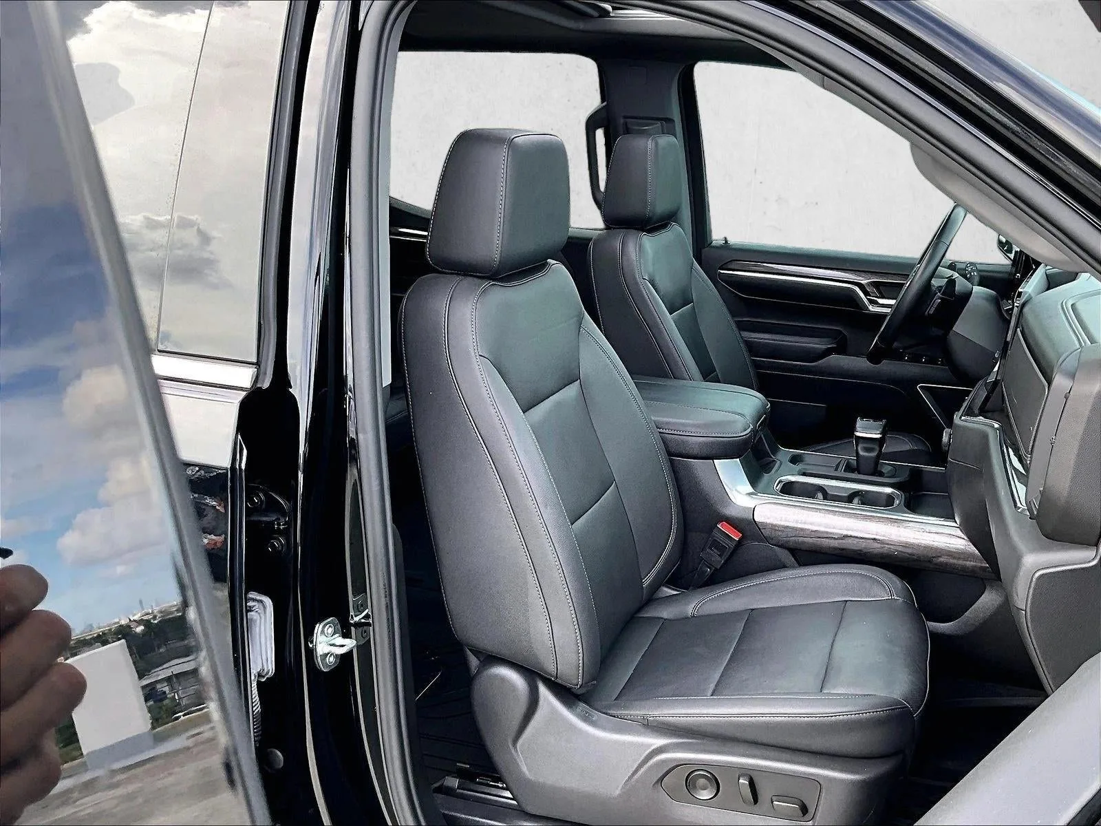 2023 Chevrolet Silverado 1500 LTZ photo 9