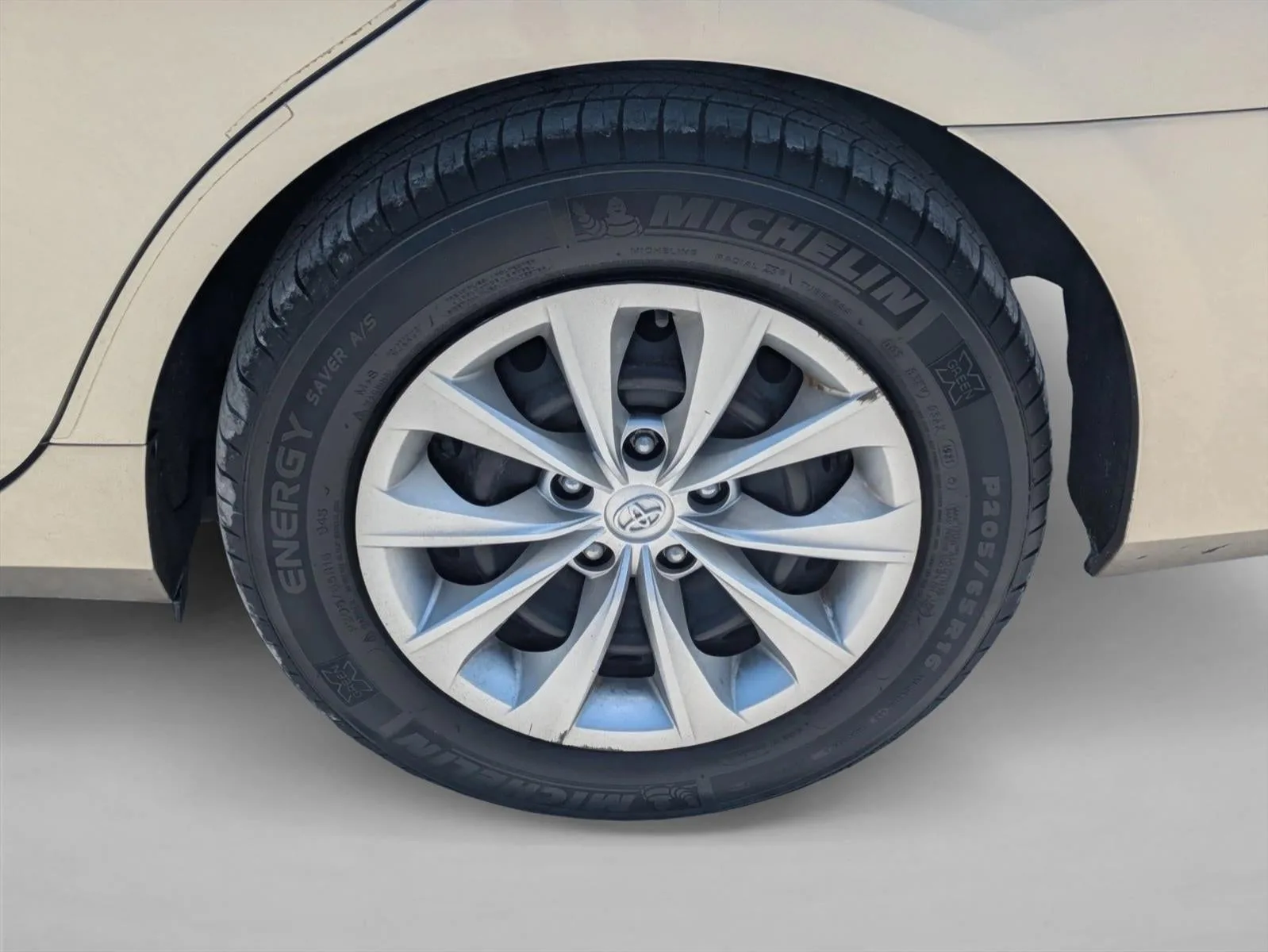 2017 Toyota Camry LE Auto (SE) photo 9