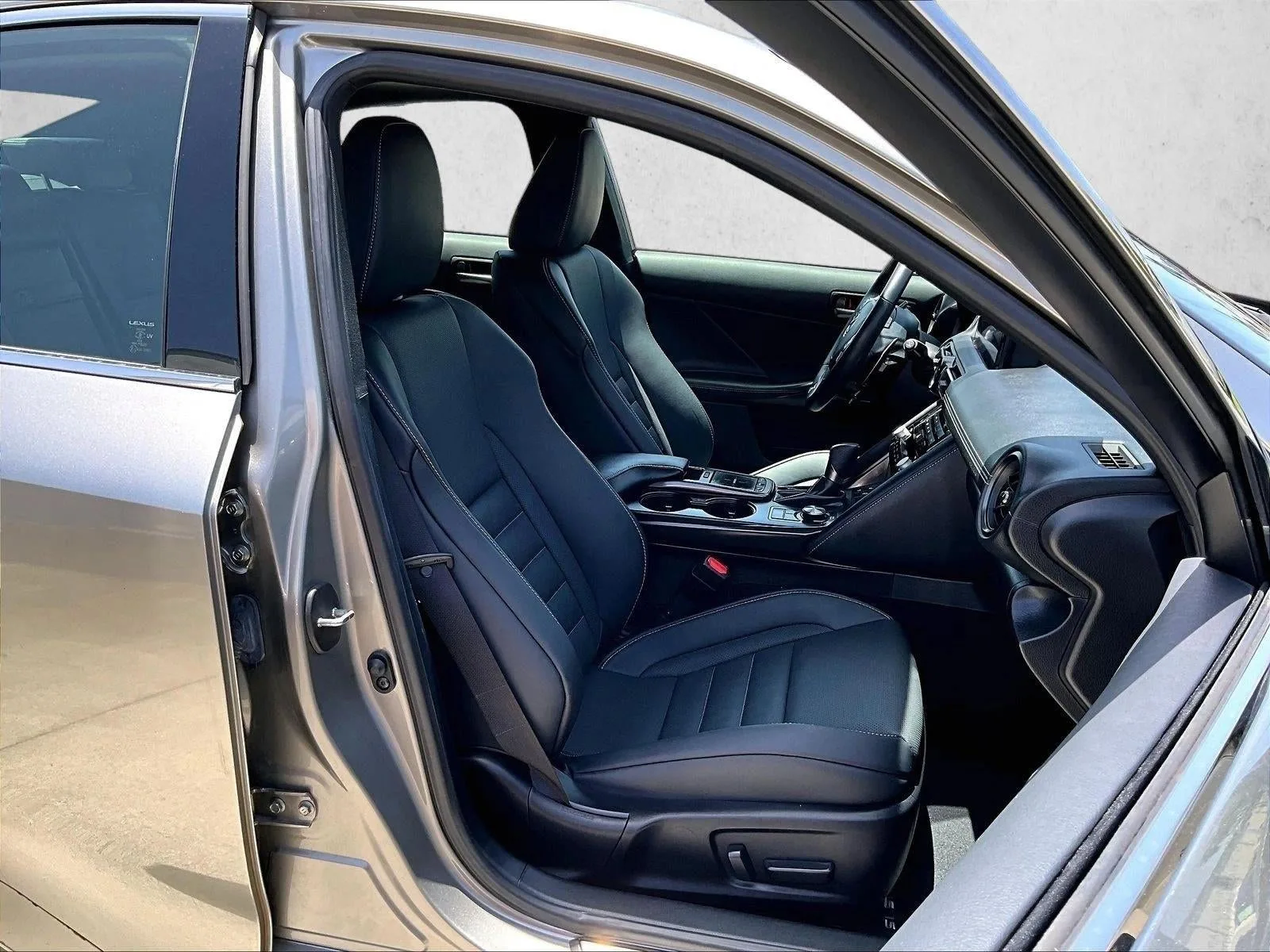 2023 Lexus IS 350 F SPORT photo 8