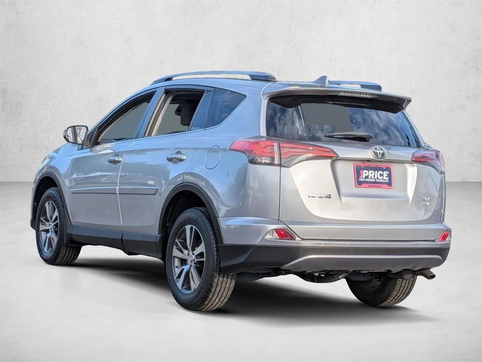 2018 Toyota RAV4 XLE AWD (Natl) photo 8