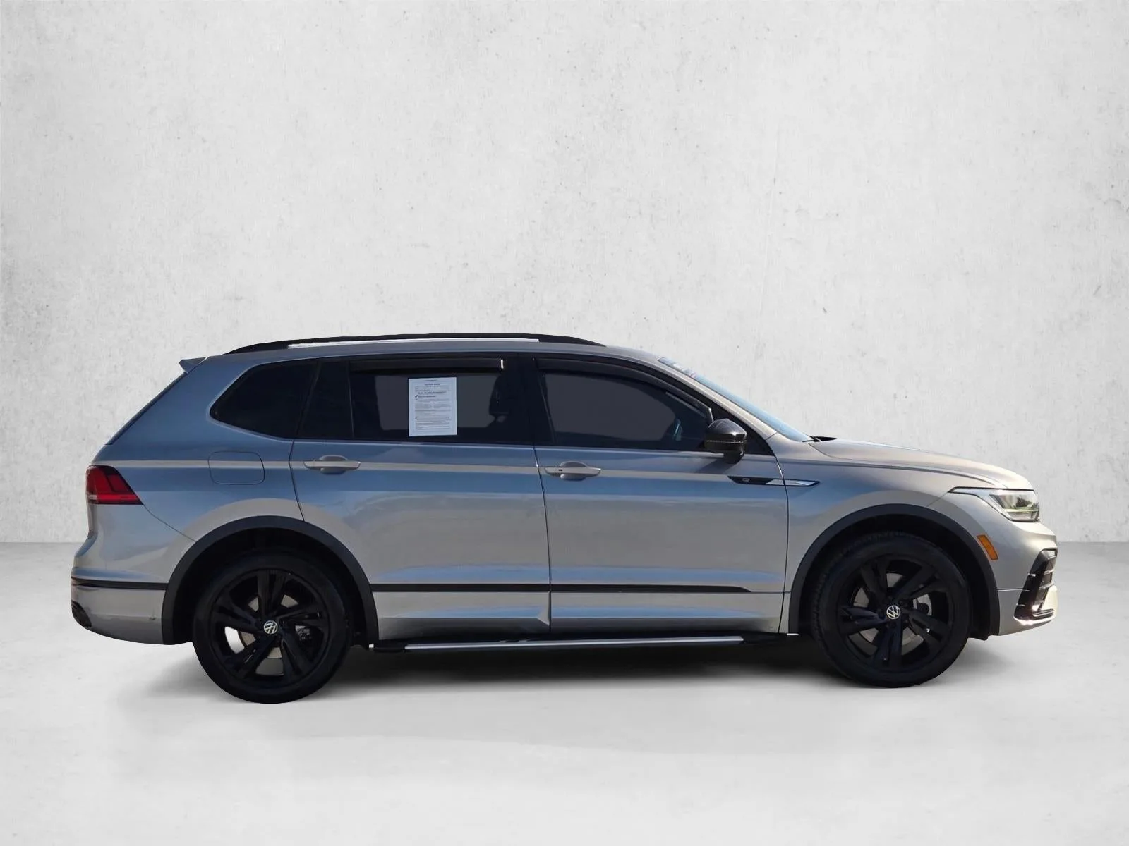 2023 Volkswagen Tiguan 2.0T SE R-Line Black FWD photo 4