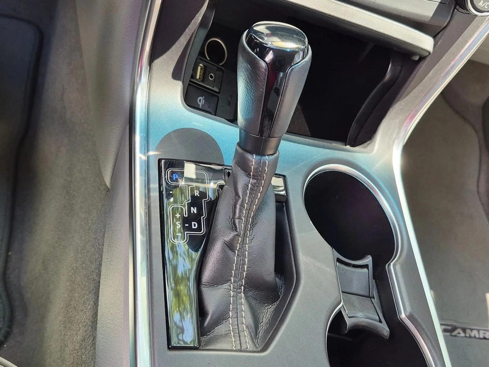 2017 Toyota Camry XLE Auto (SE) photo 8