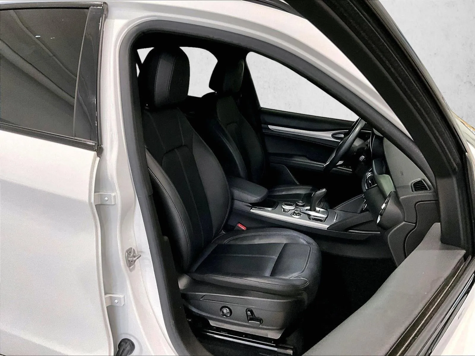 2024 Alfa Romeo Stelvio Ti AWD photo 9