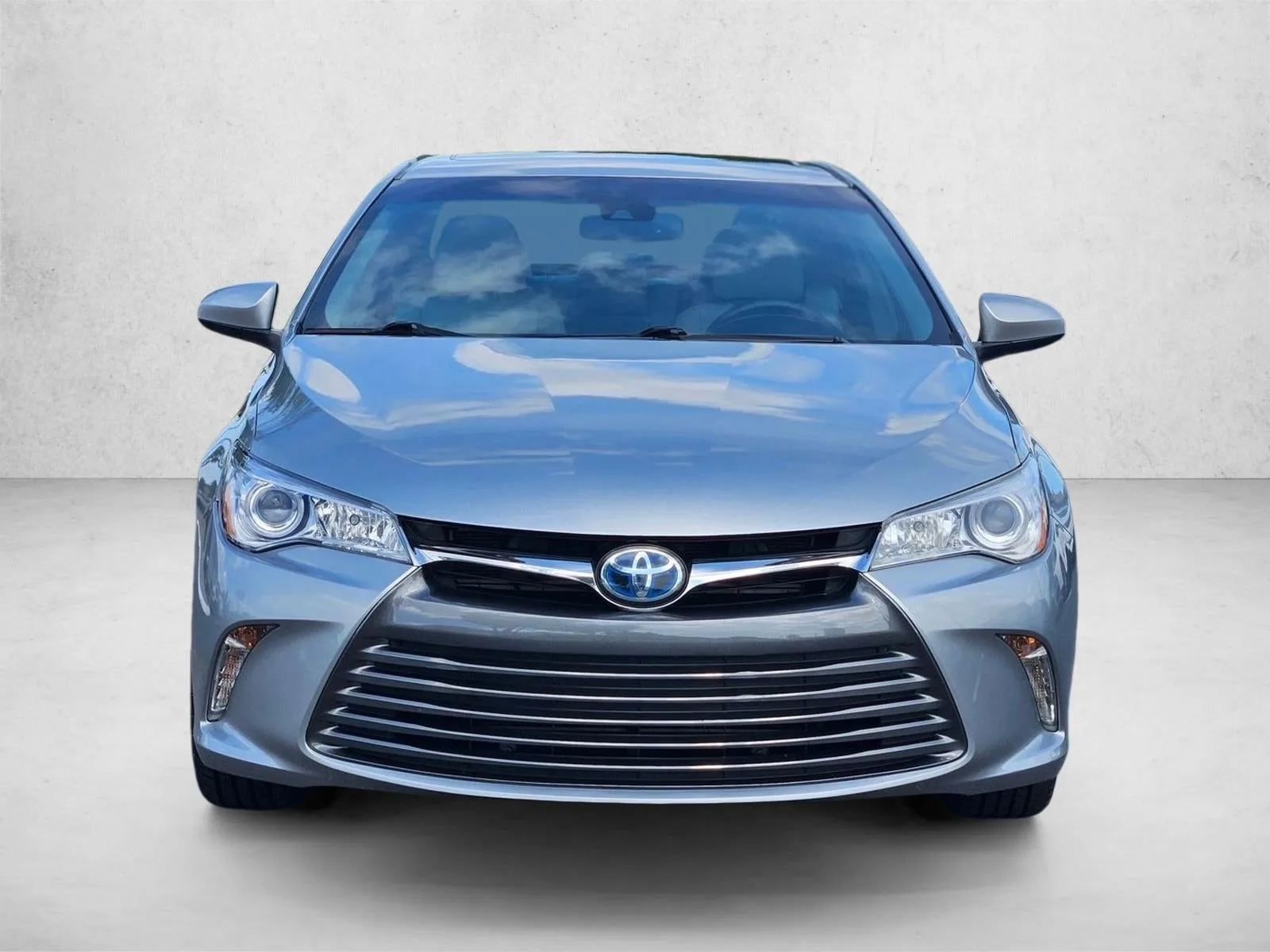 2017 Toyota Camry Hybrid XLE CVT (Natl) photo 2