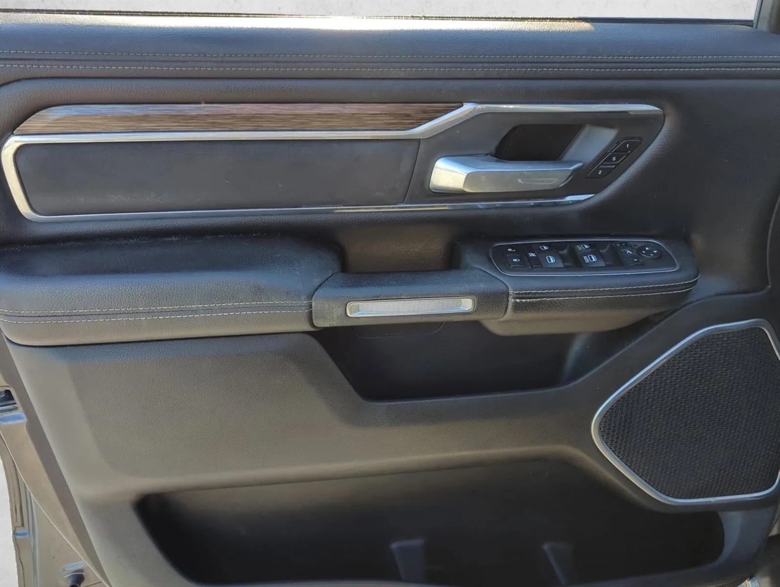 2020 RAM 1500 Laramie 4x2 Quad Cab 6'4" Box photo 7