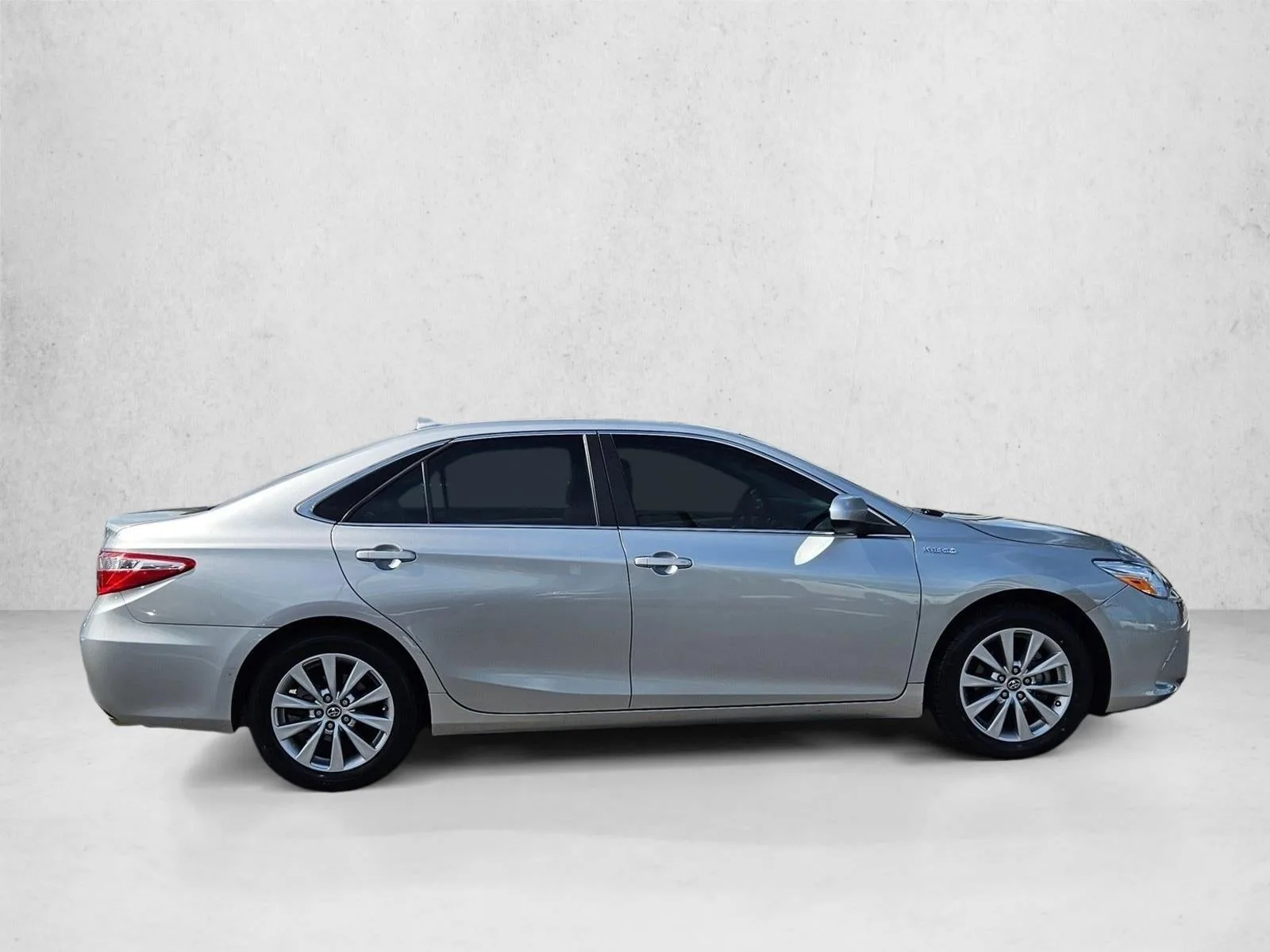 2017 Toyota Camry Hybrid XLE CVT (Natl) photo 4