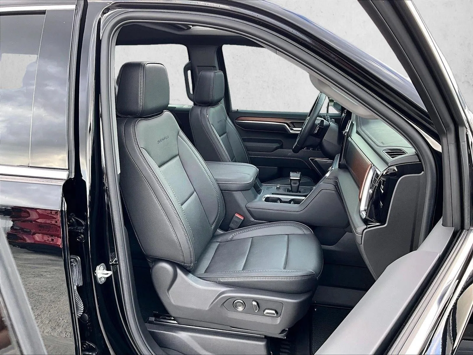 2024 GMC Sierra 1500 Denali photo 9