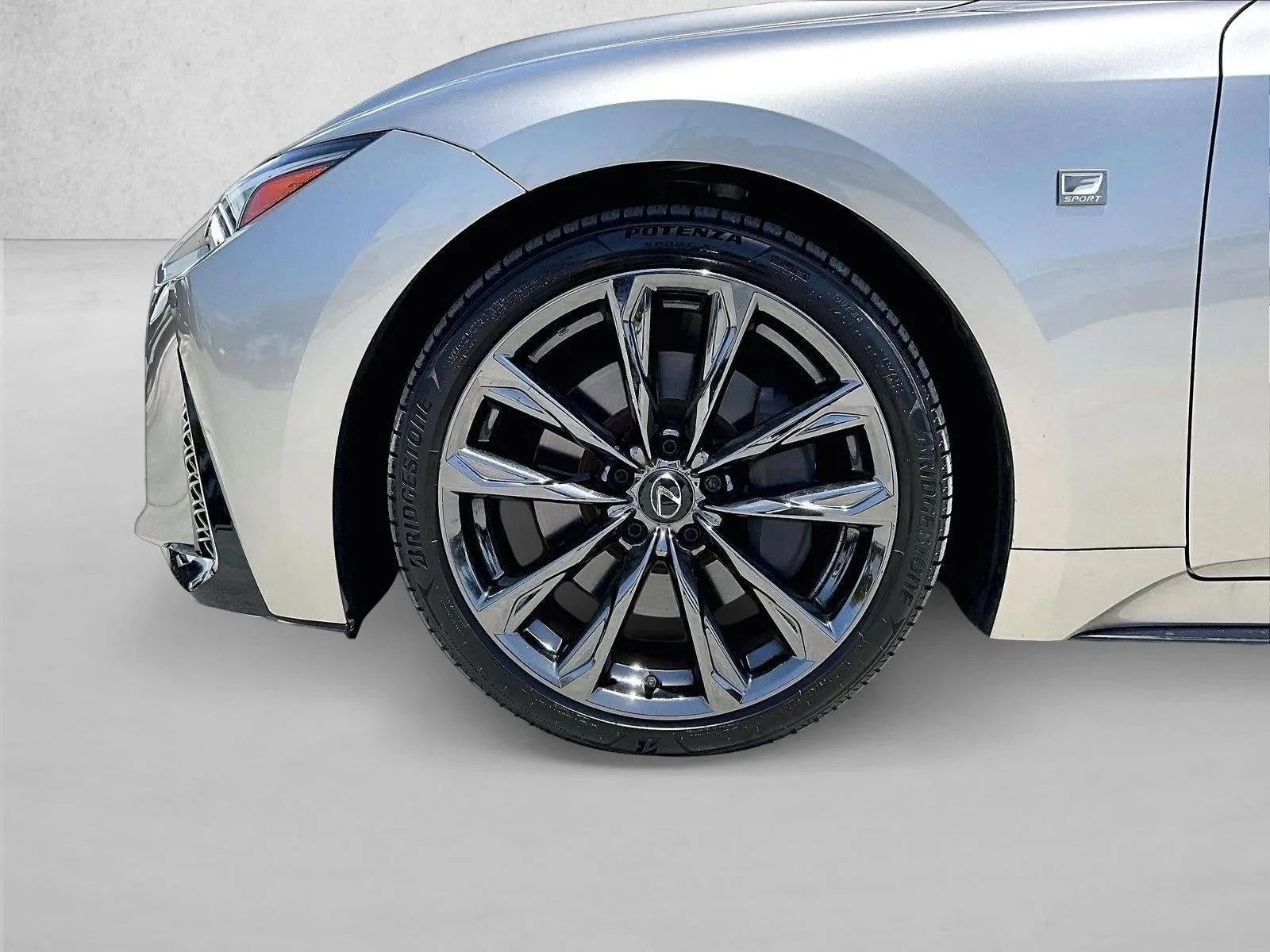 2023 Lexus IS 350 F SPORT photo 9