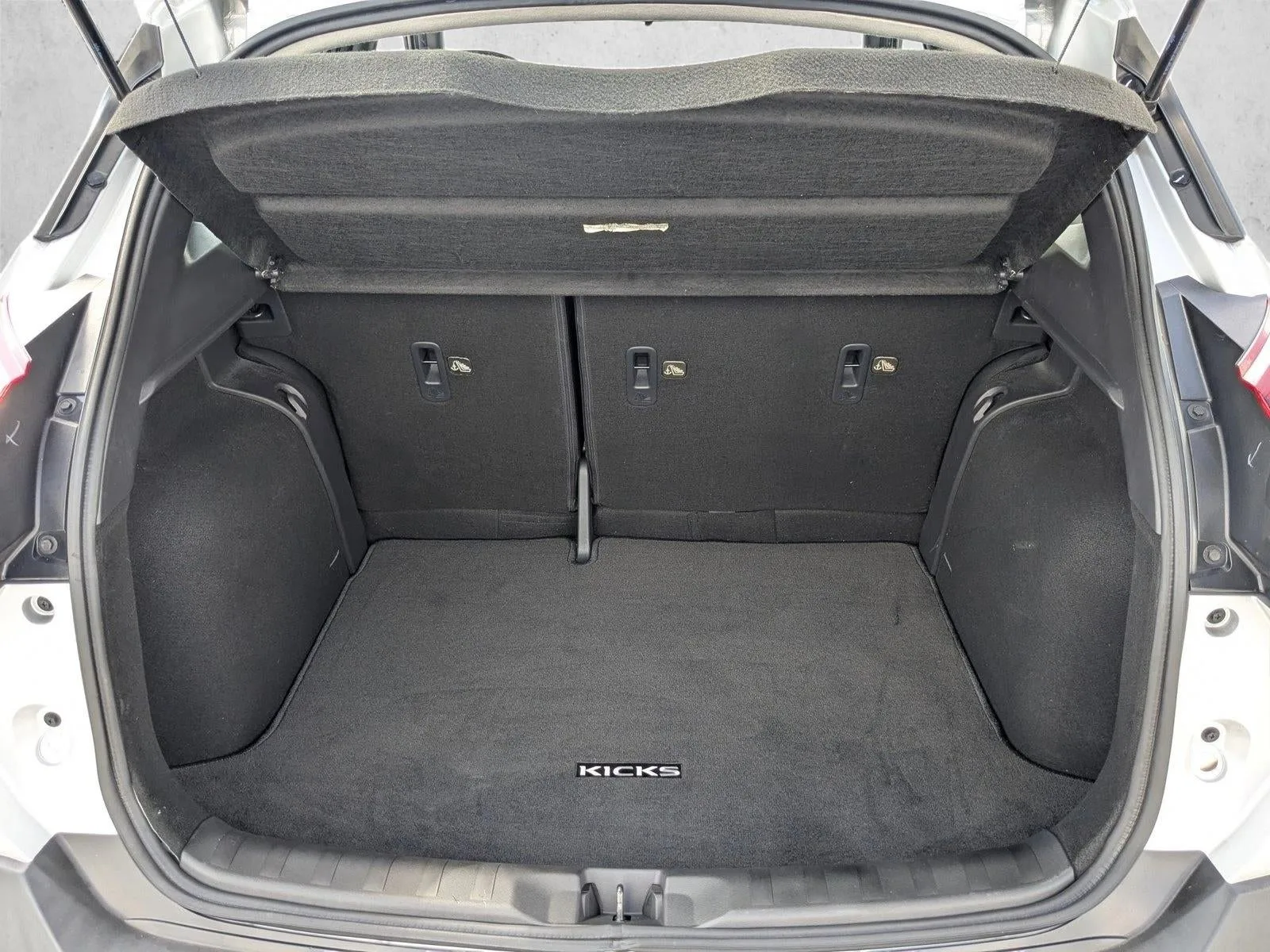 2020 Nissan Kicks SR FWD photo 6