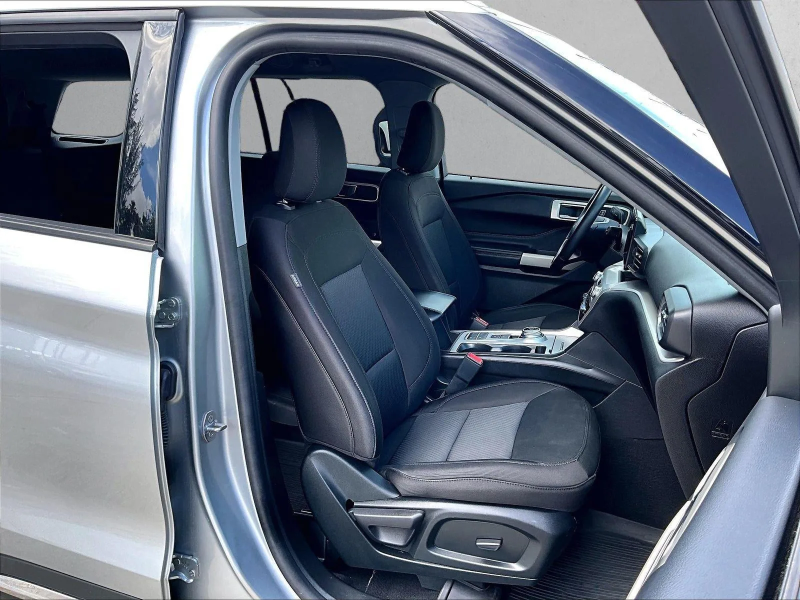 2023 Ford Explorer XLT photo 9