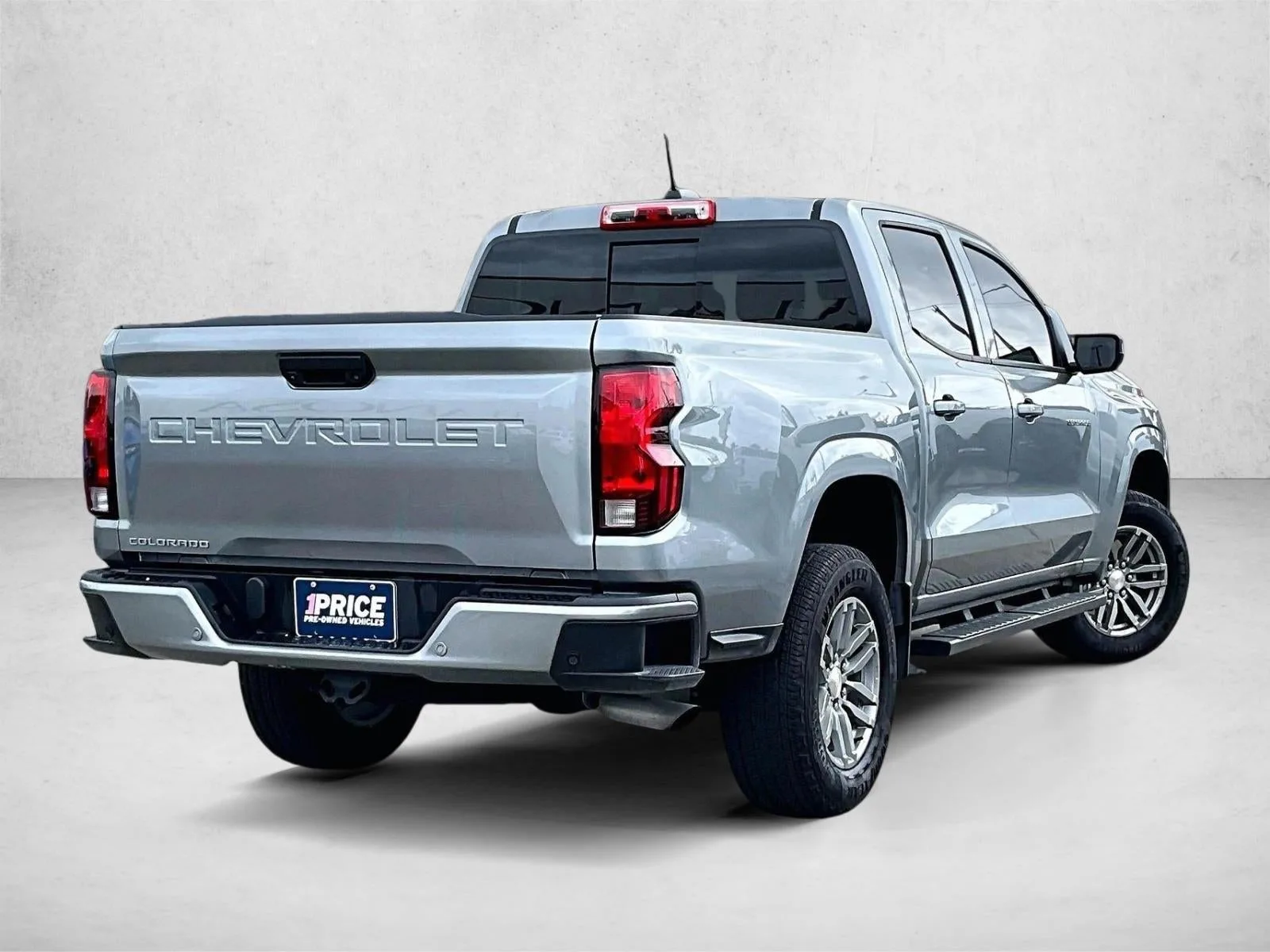 2025 Chevrolet Colorado WT/LT photo 2