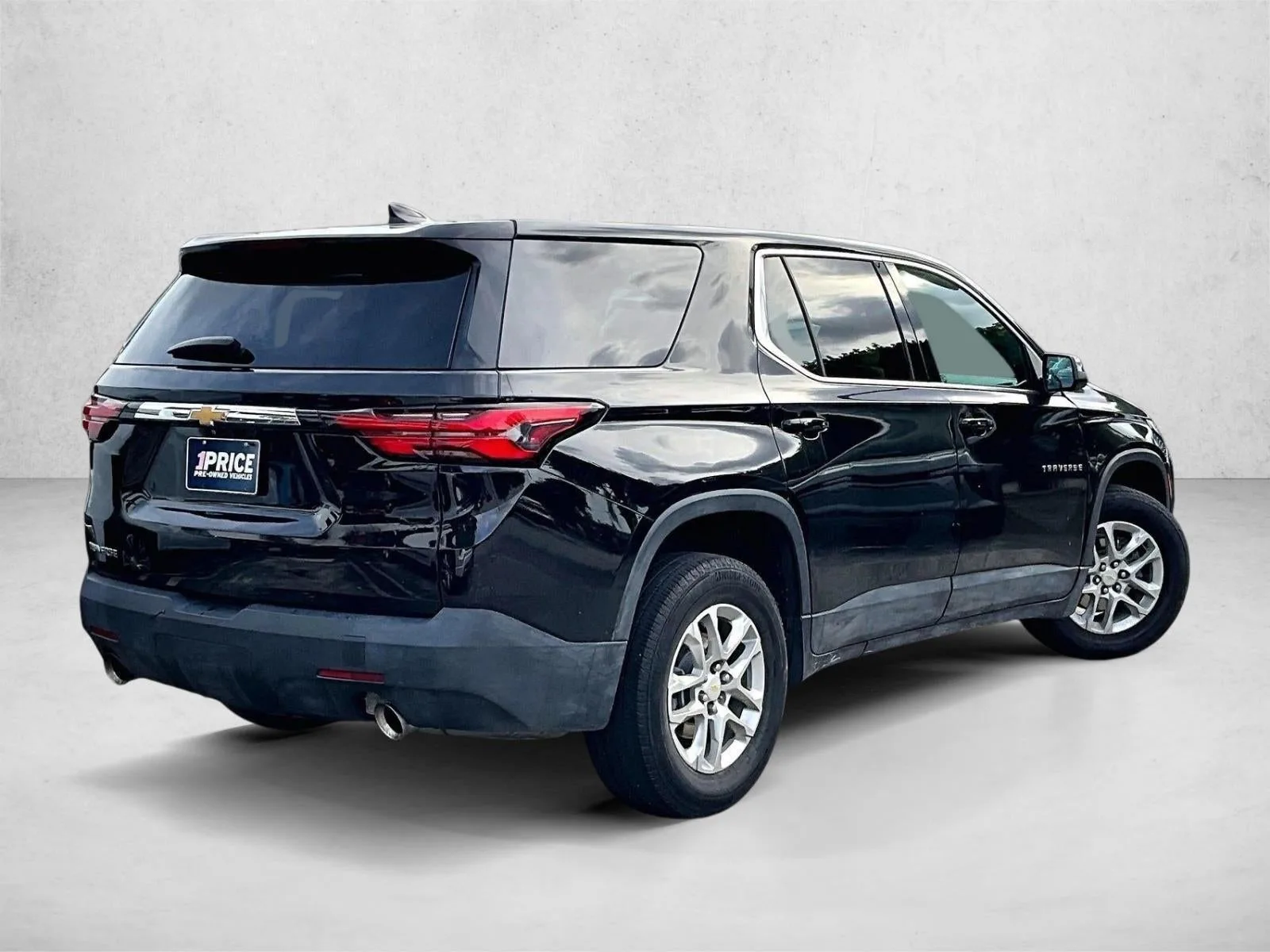 2023 Chevrolet Traverse LS photo 2