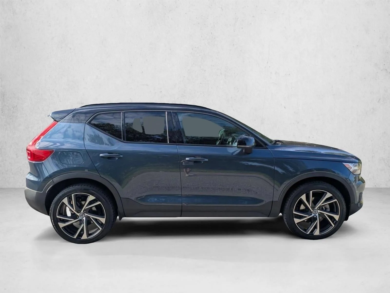 2022 Volvo XC40 T5 AWD R-Design photo 4