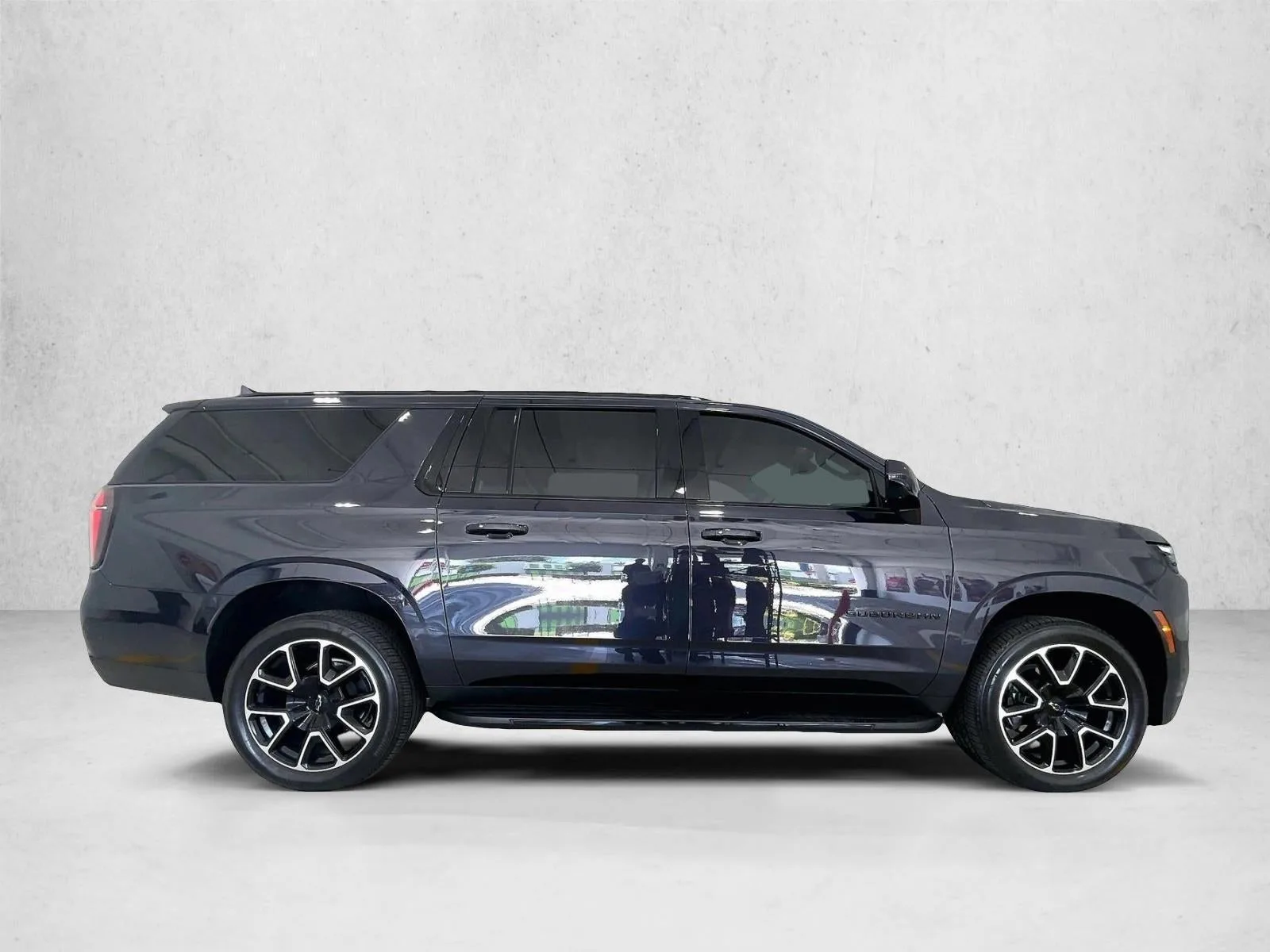 2025 Chevrolet Suburban RST photo 5