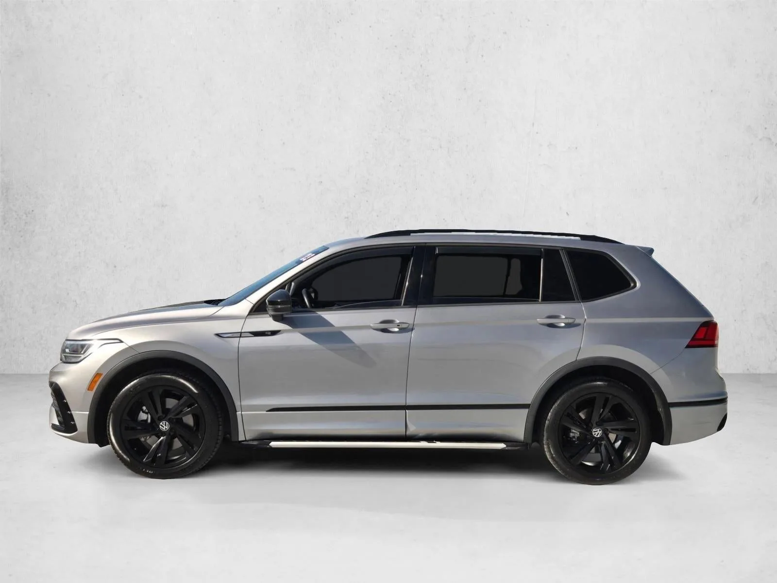 2023 Volkswagen Tiguan 2.0T SE R-Line Black FWD photo 9