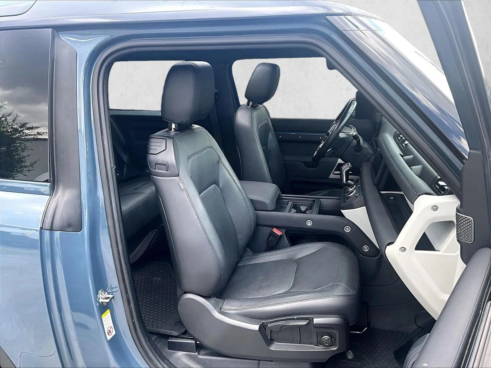 2023 Land Rover Defender 90 S photo 9