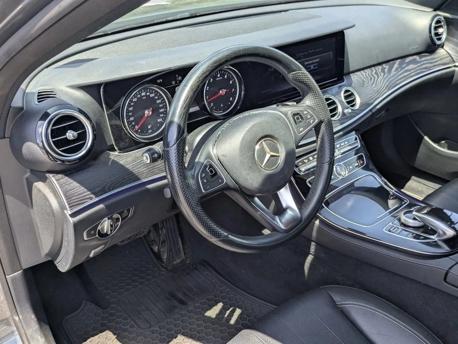 2017 Mercedes-Benz E 300 4MATIC® photo 9