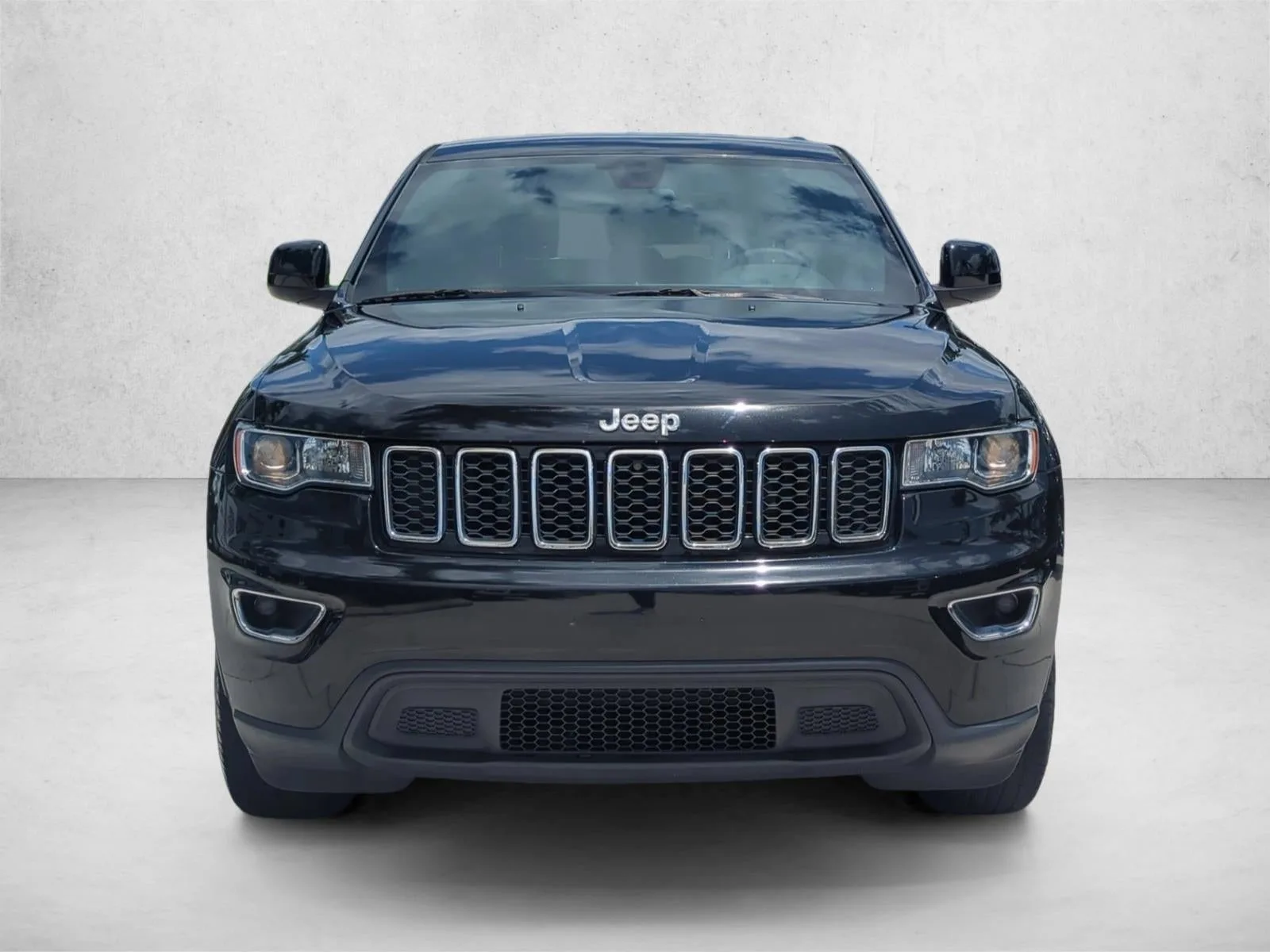 2019 Jeep Grand Cherokee Laredo 4x2 photo 2