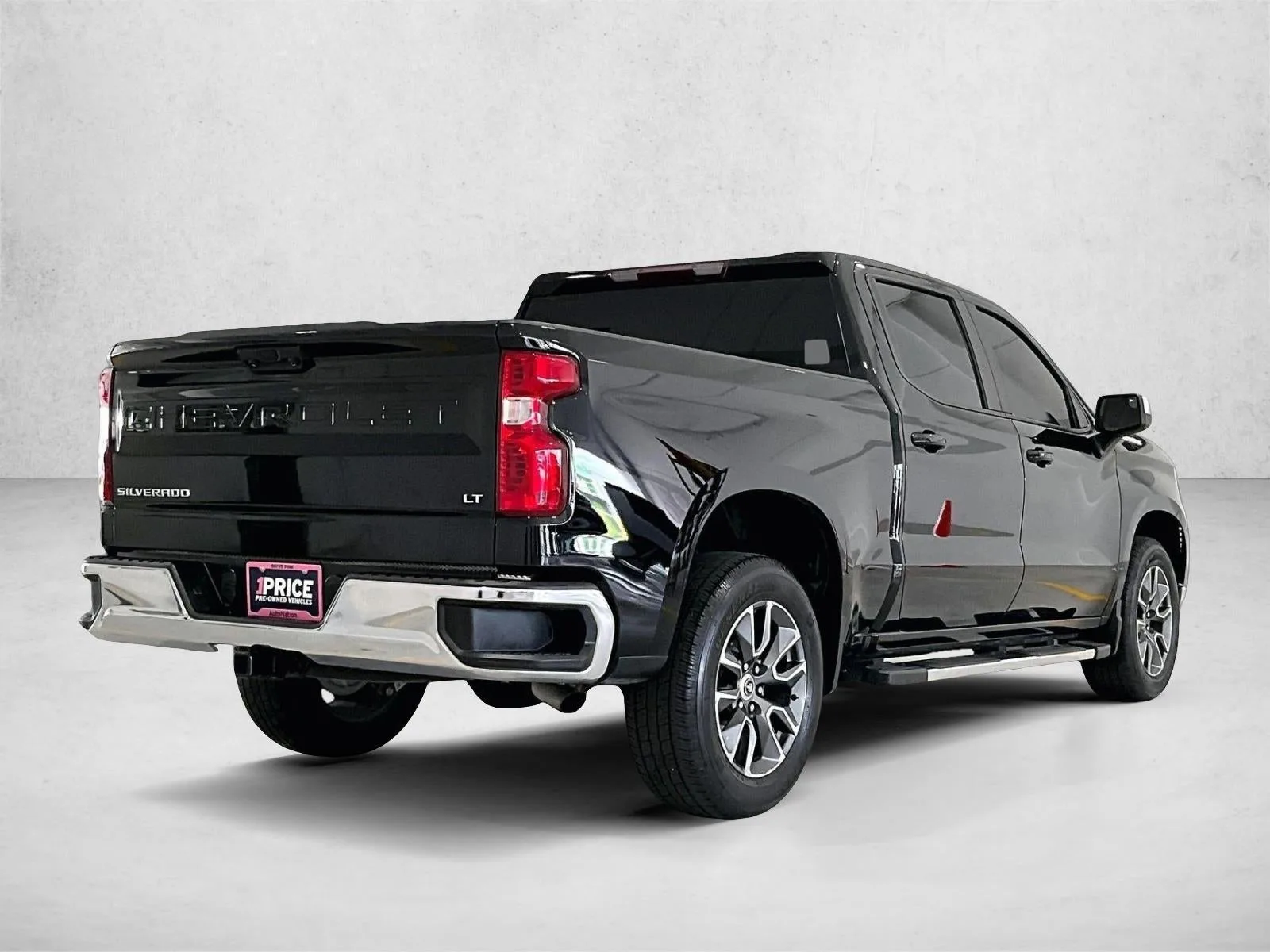 2023 Chevrolet Silverado 1500 LT photo 2