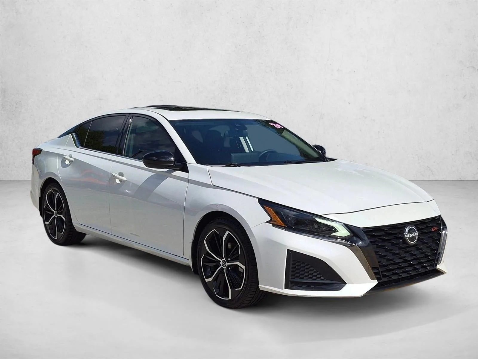 2024 Nissan Altima 2.5 SR Sedan photo 3
