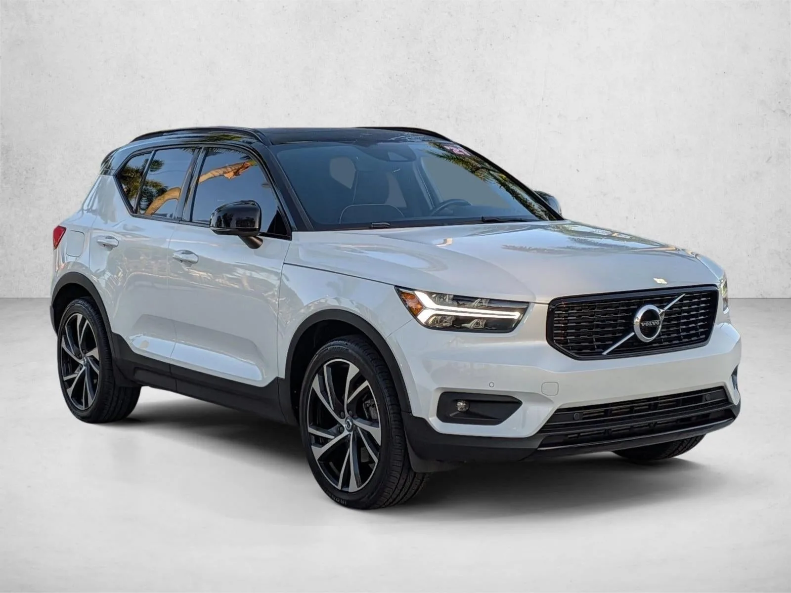 2021 Volvo XC40 T5 AWD R-Design photo 3