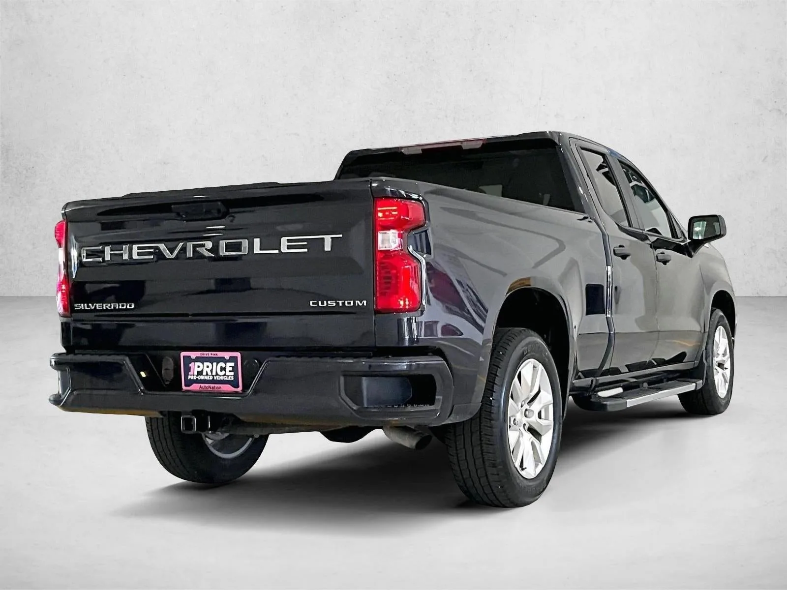 2023 Chevrolet Silverado 1500 Custom photo 2