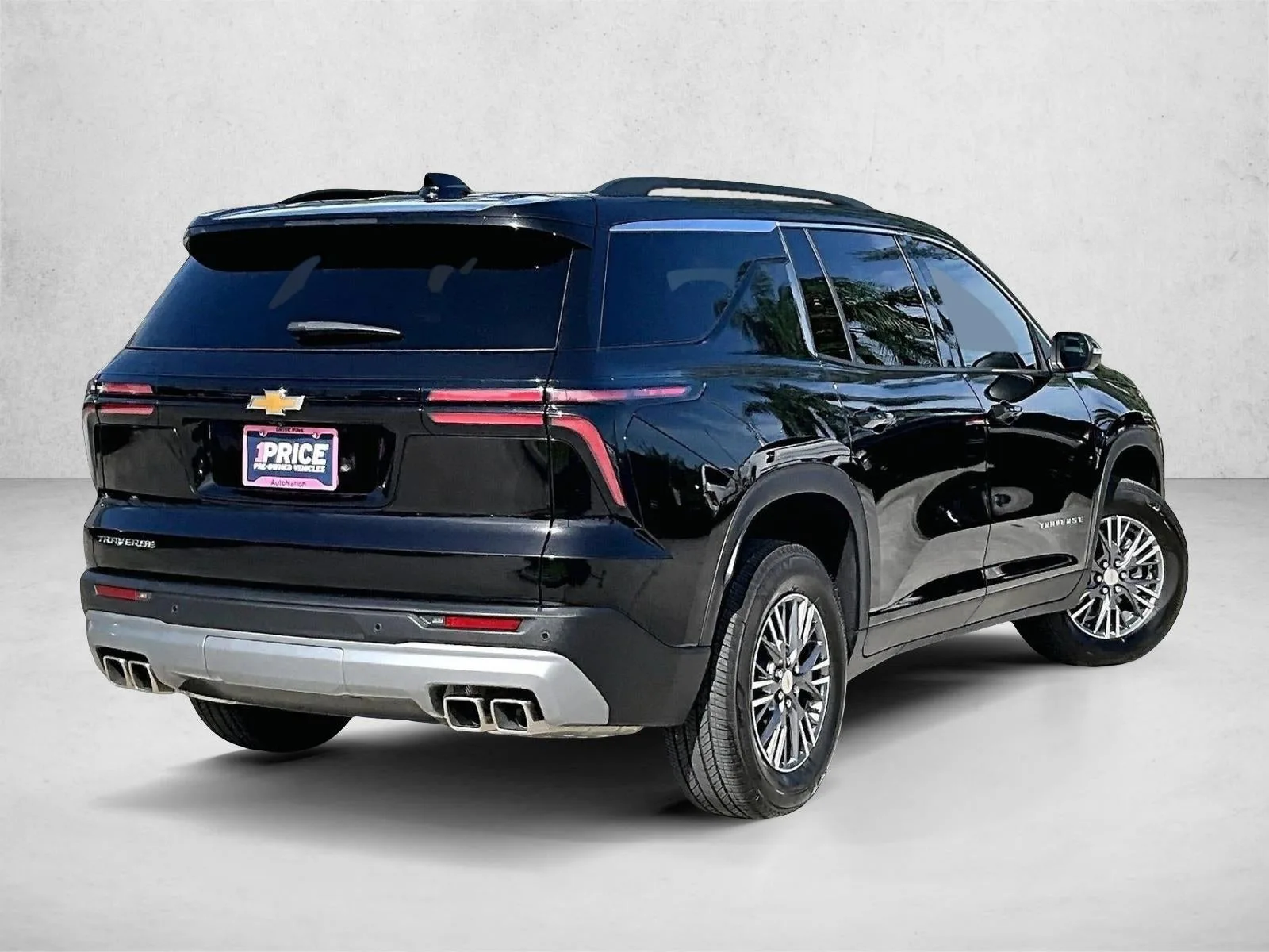 2025 Chevrolet Traverse LT photo 2